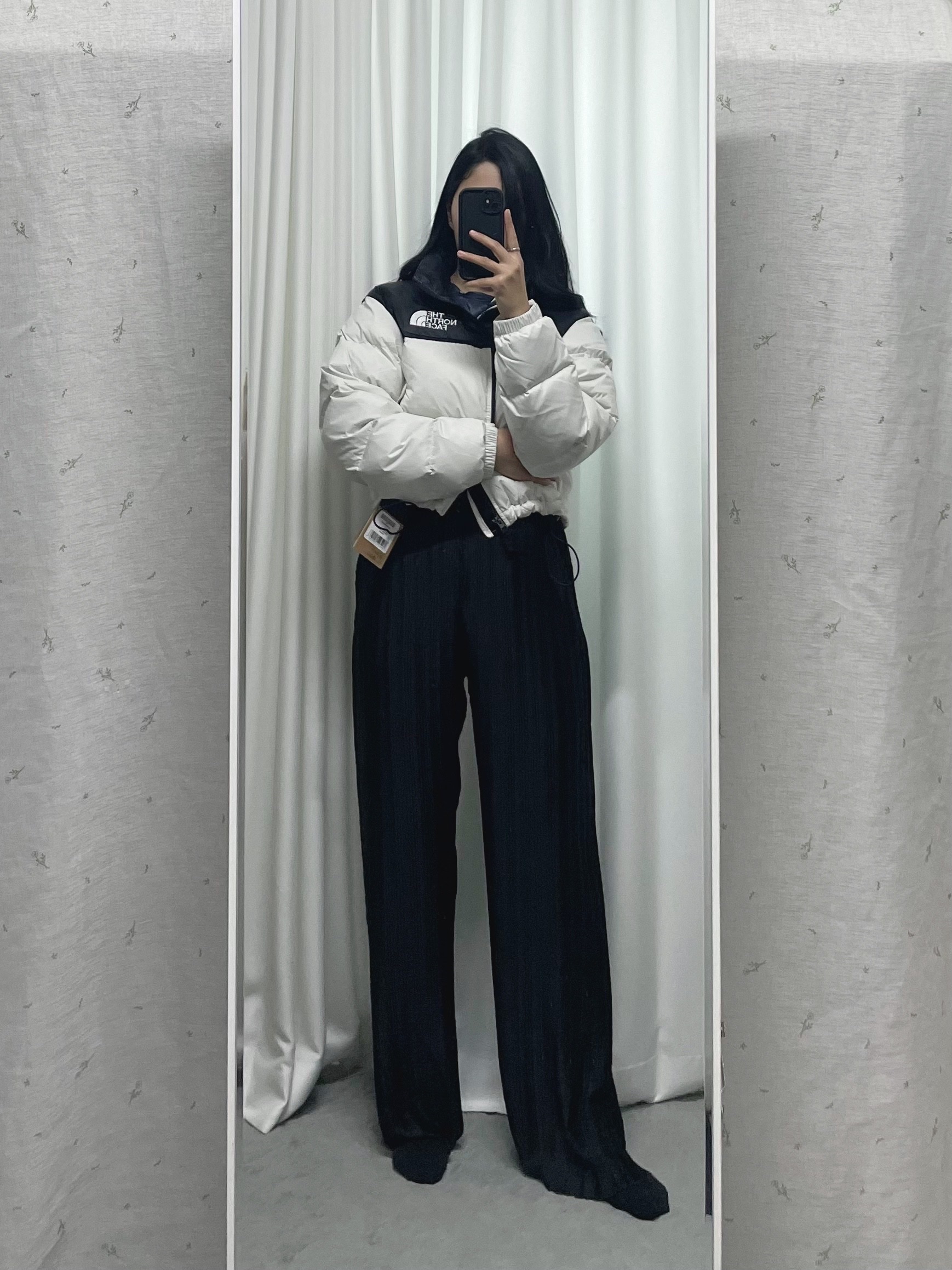 (W) The North Face Nuptse Short Jacket Gardenia White TNF Black 착용 스타일 - 3