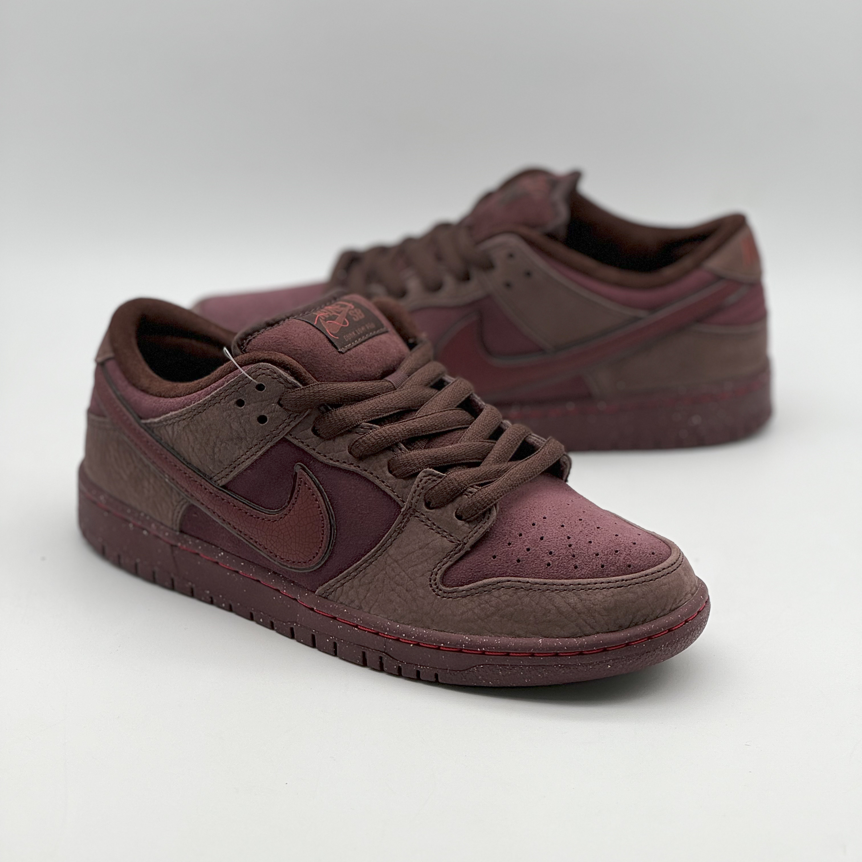 Nike SB Dunk Low PRM Burgundy Crush 착용 스타일 - 2