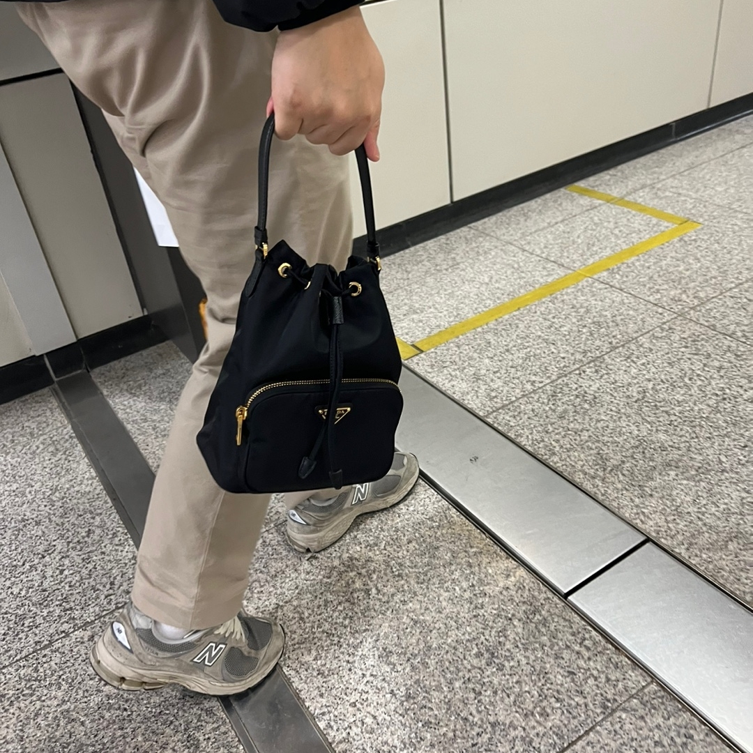 Prada Duet Re-Nylon Shoulder Bag Black Gold, New Balance 2002R Grey 착용 스타일