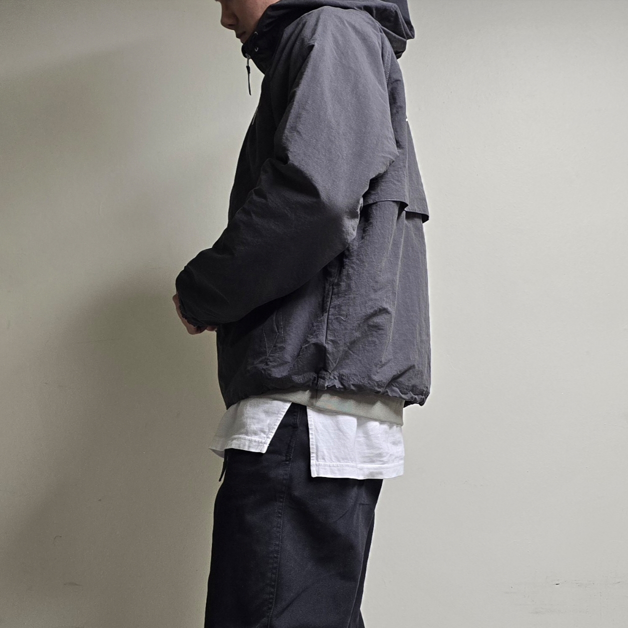Stussy Wave Dye Beach Shell Jacket Black 착용 스타일 - 4