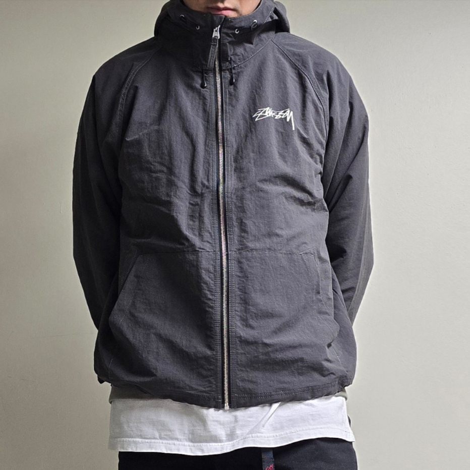 Stussy Wave Dye Beach Shell Jacket Black 착용 스타일 - 2