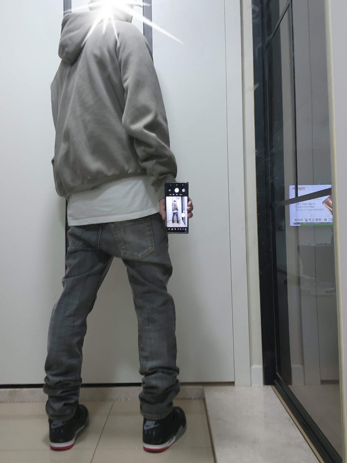 Jordan 4 Retro Bred Reimagined, Essentials 3D Silicon Applique Pullover Hoodie Cement - 20FW 착용 스타일 - 2