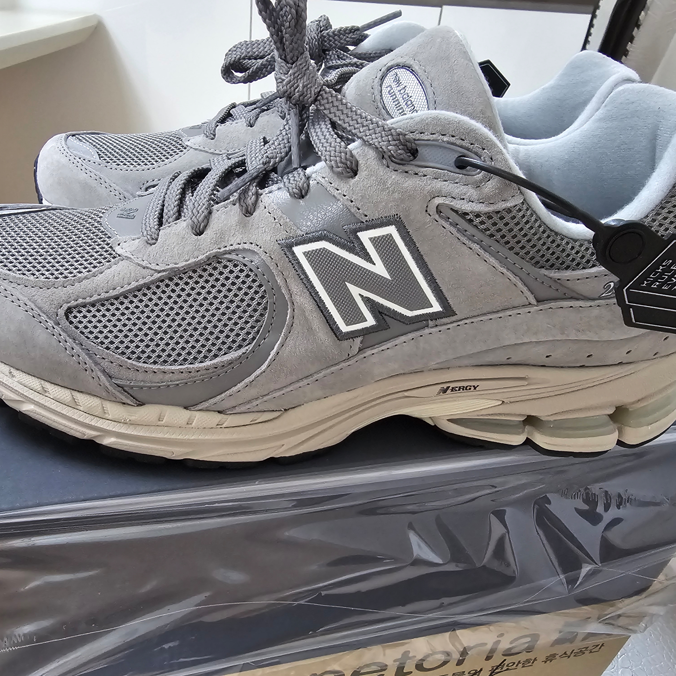 New Balance 2002R Grey 착용 스타일 - 2