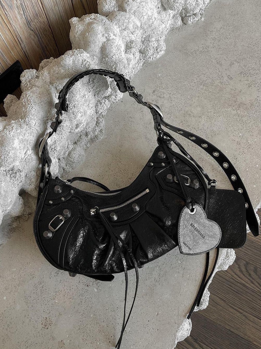 Balenciaga Arena Lambskin Le Cagole XS Shoulder Bag Black 착용 스타일 - 3
