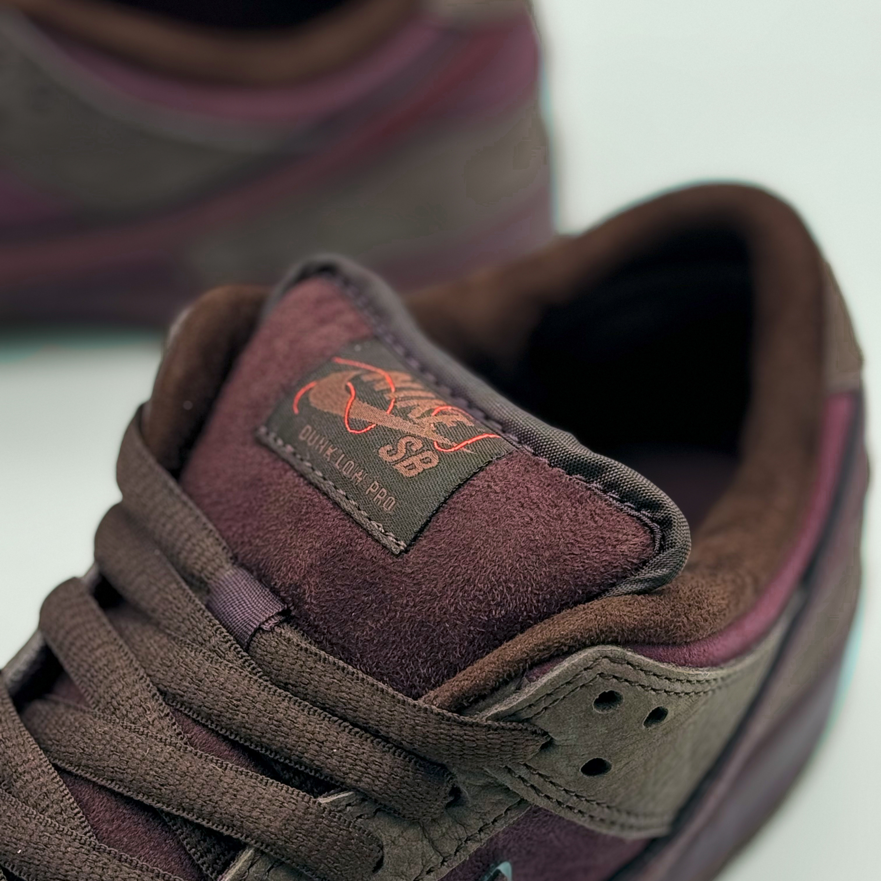 Nike SB Dunk Low PRM Burgundy Crush 착용 스타일 - 3