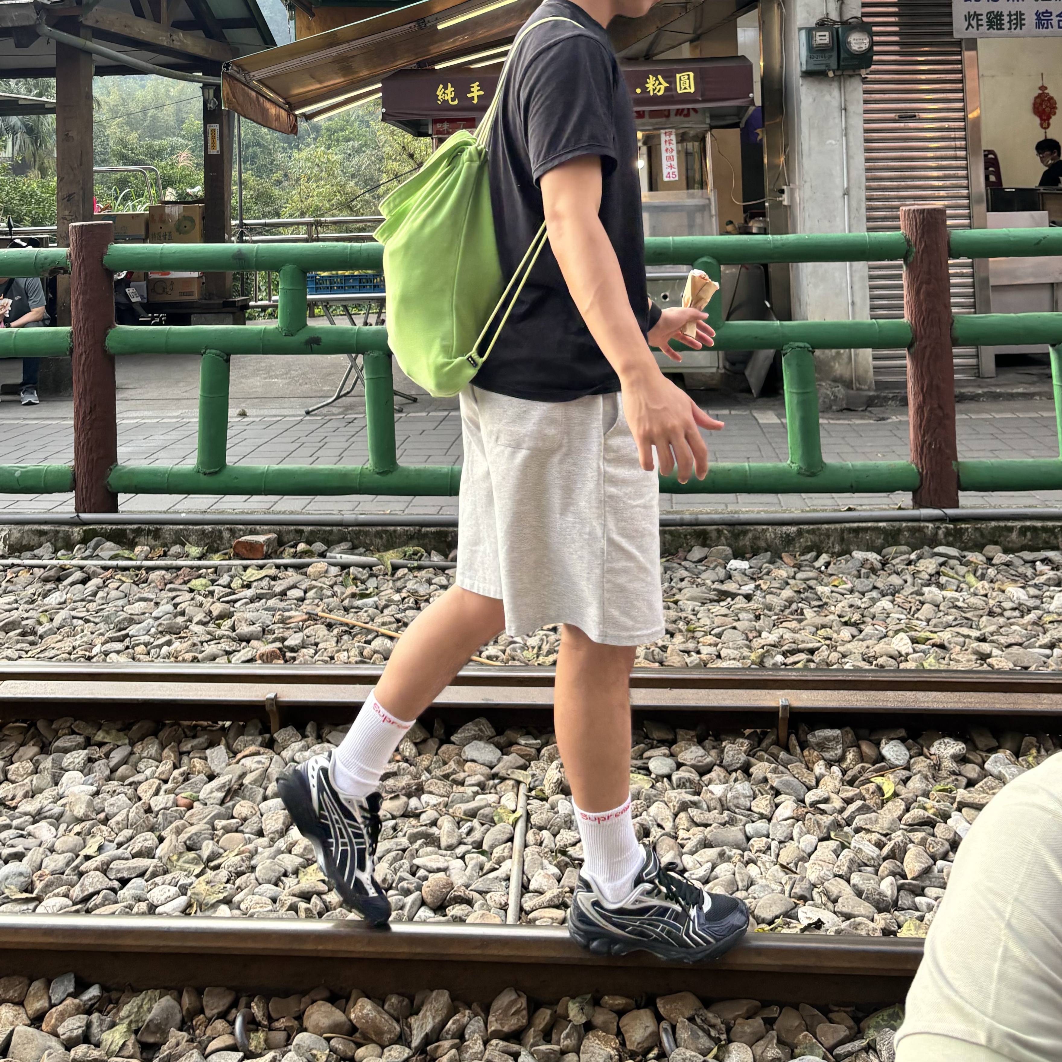 Nike x Stussy Windrunner Jacket Off Noir, IAB Studio Pigment Sack Apple Green 착용 스타일 - 2