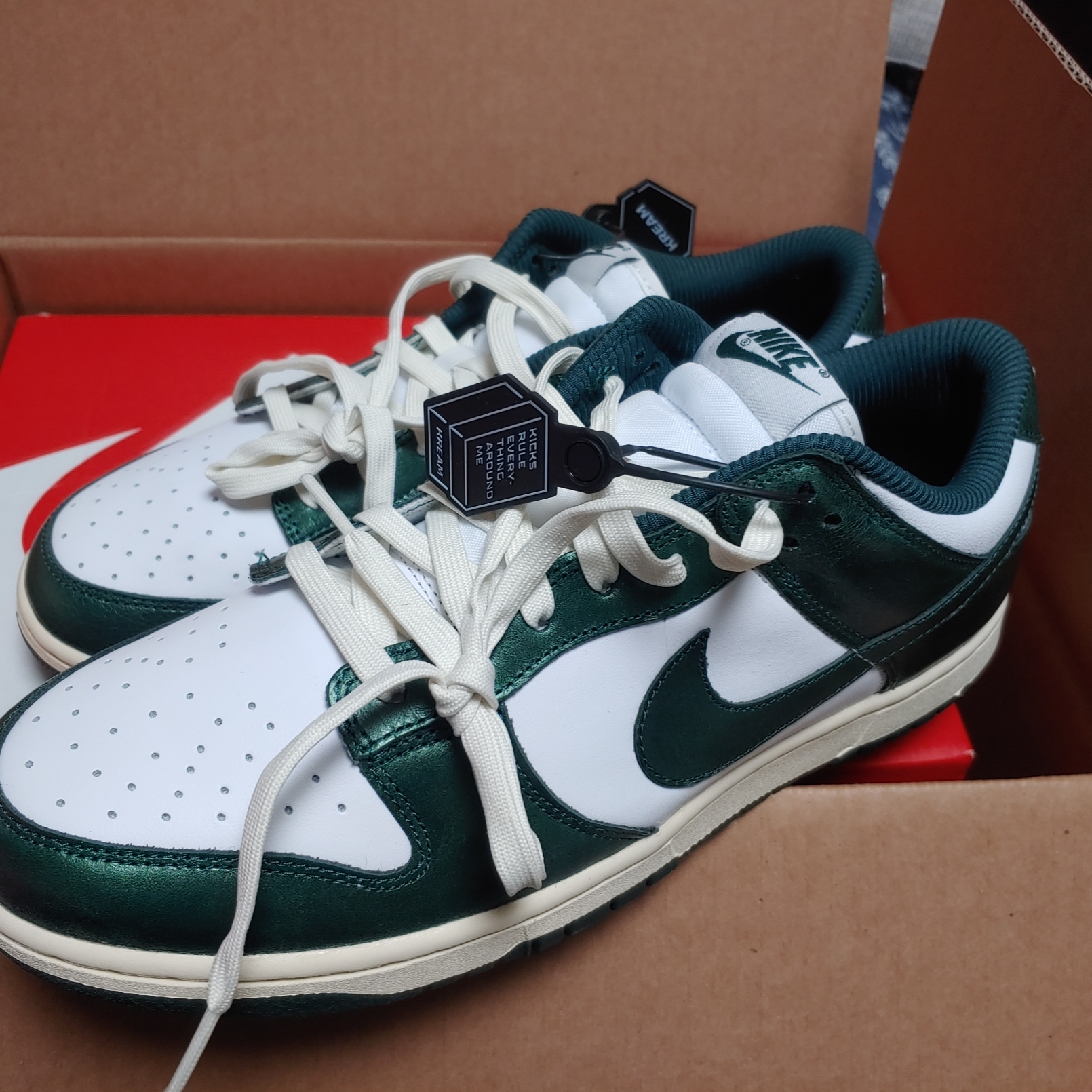 (W) Nike Dunk Low Vintage Green 착용 스타일 - 2