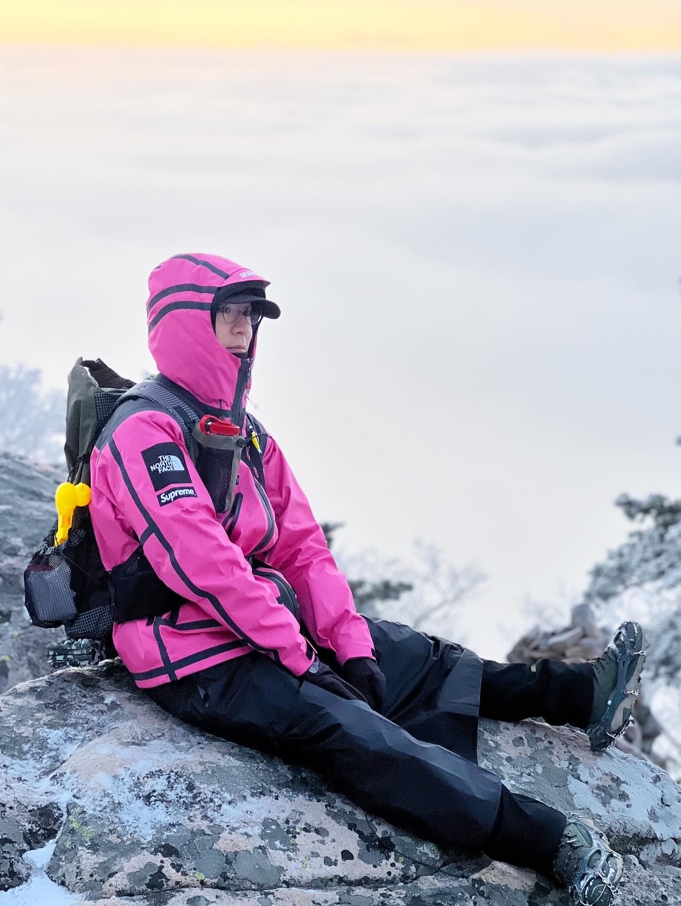 Supreme x The North Face Summit Series Outer Tape Seam Jacket Pink - 21SS 착용 스타일 - 2
