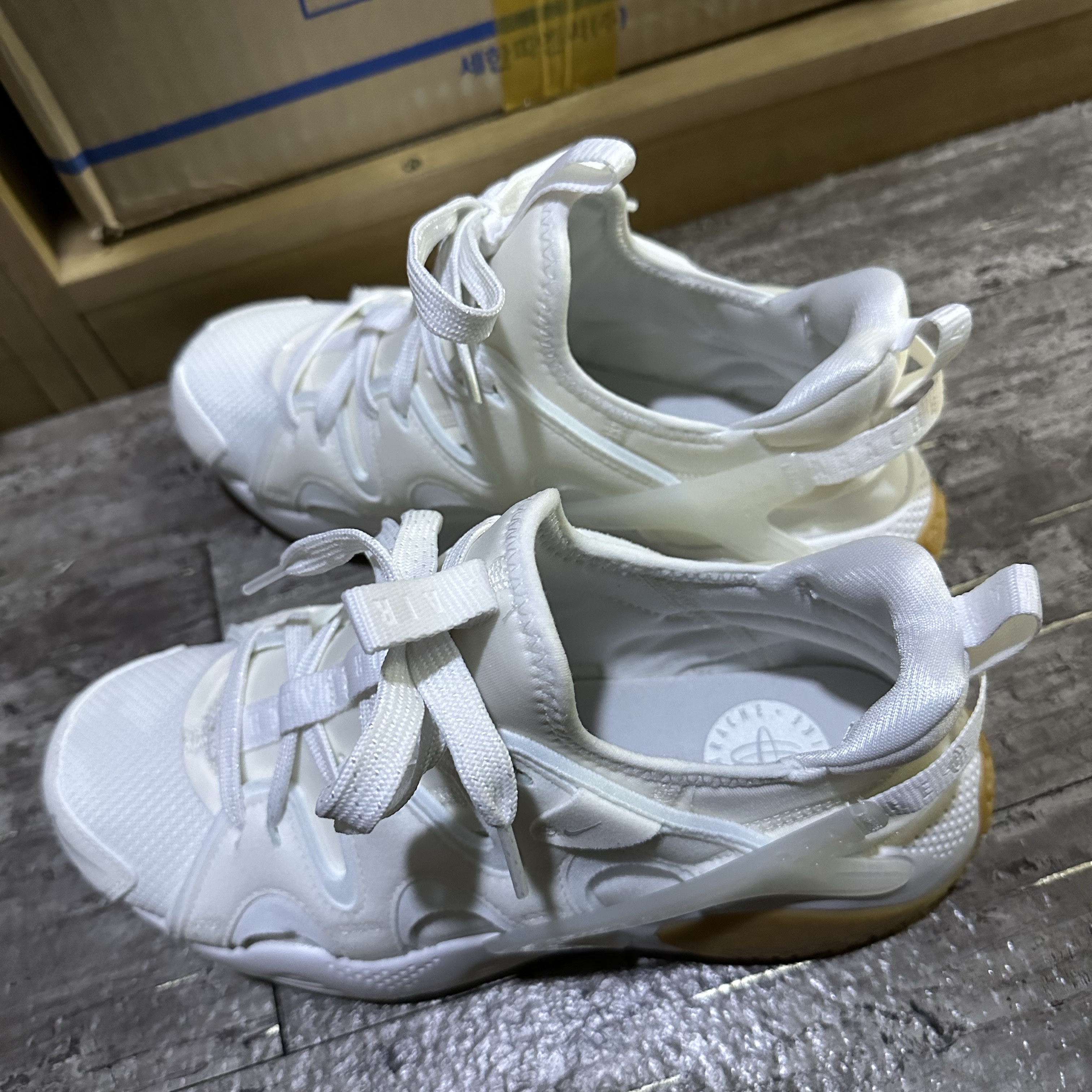 (W) Nike Air Huarache Craft Summit White Gum 착용 스타일