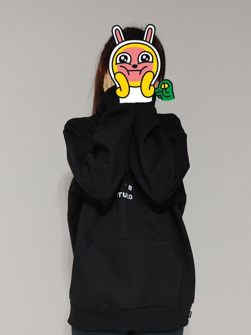 IAB Studio Half Zip-Up Black White 착용 스타일