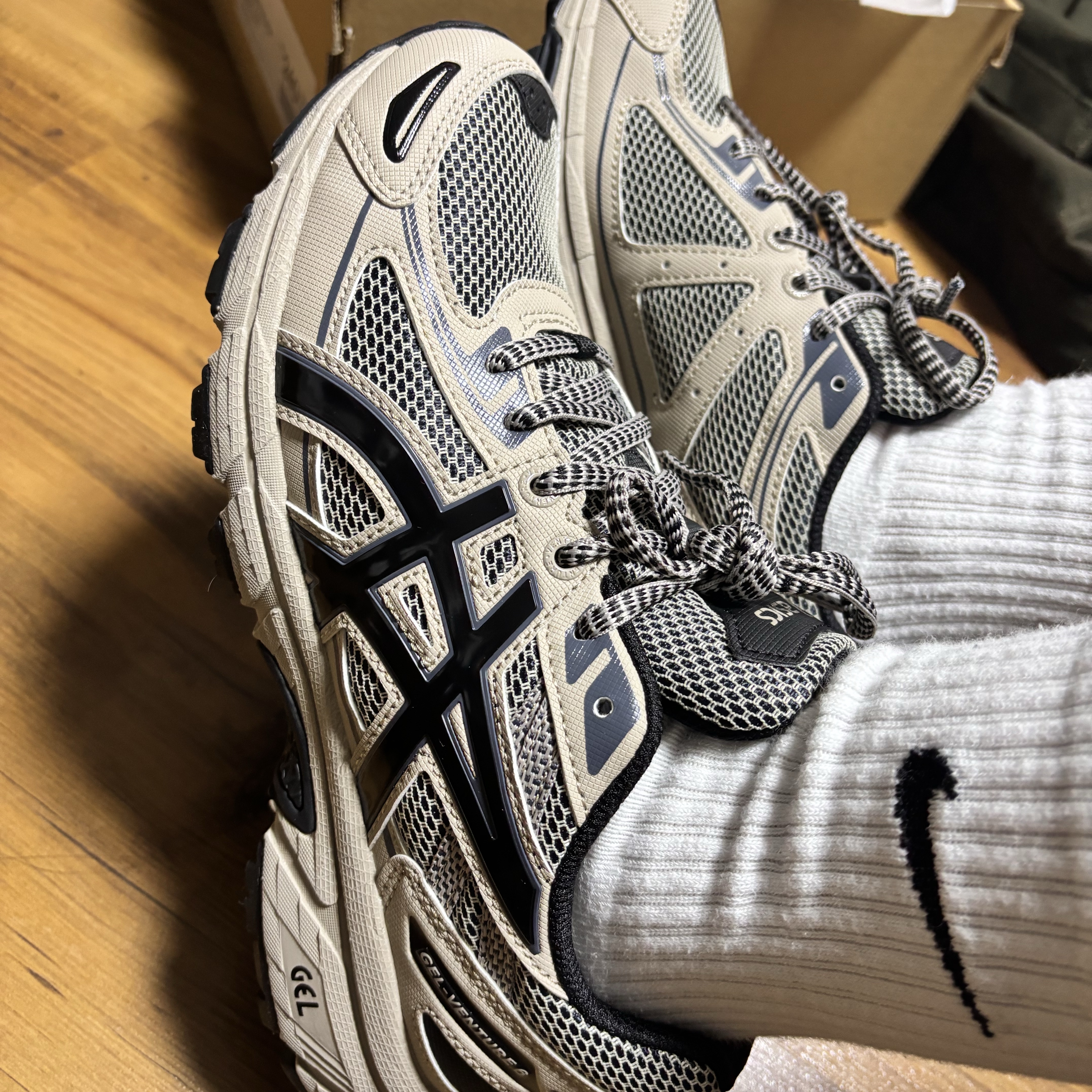 Asics Gel-Venture 6 Feather Grey Black 착용 스타일 - 3