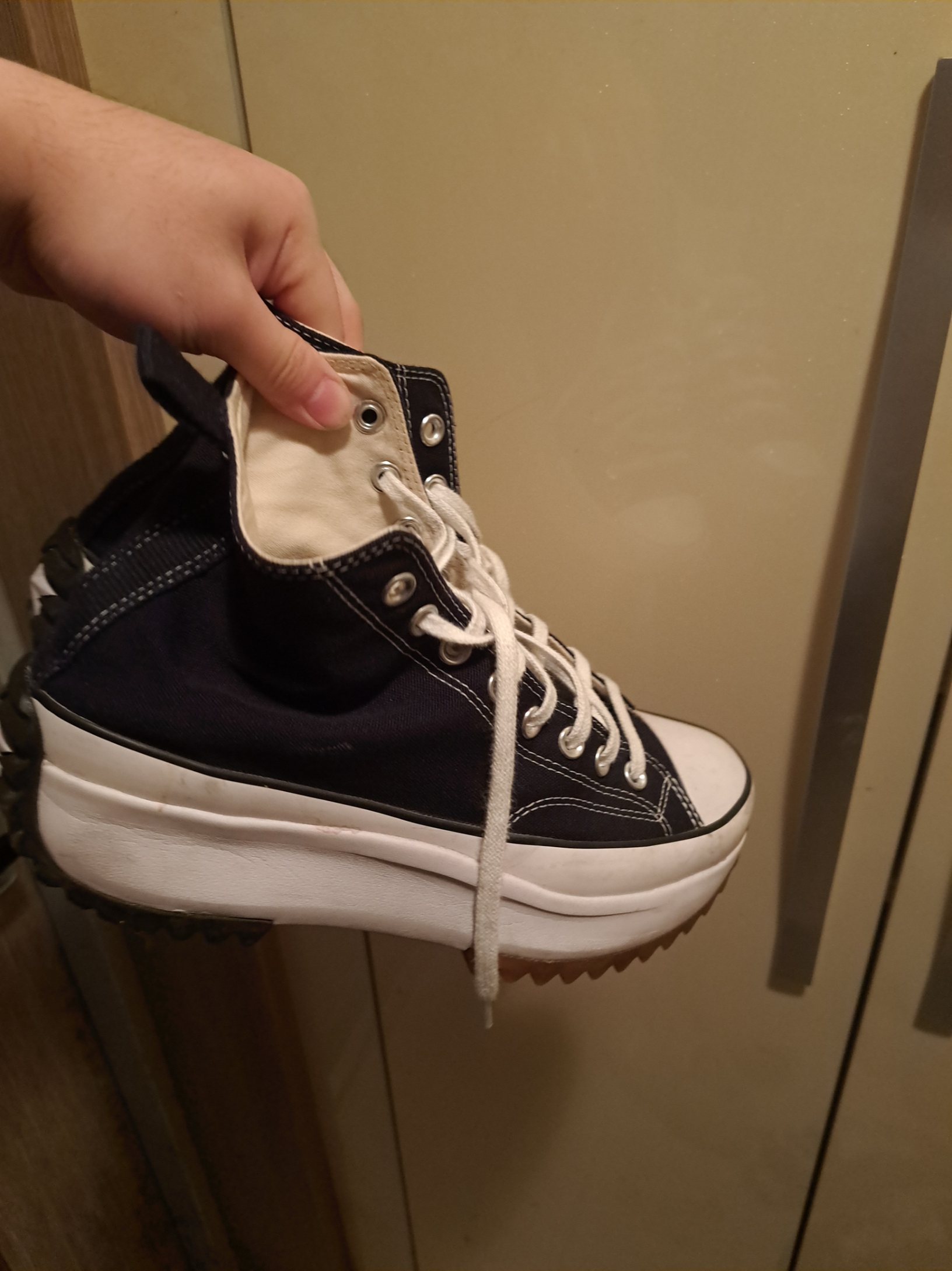Converse Run Star Hike Hi Black White Gum 착용 스타일 - 2