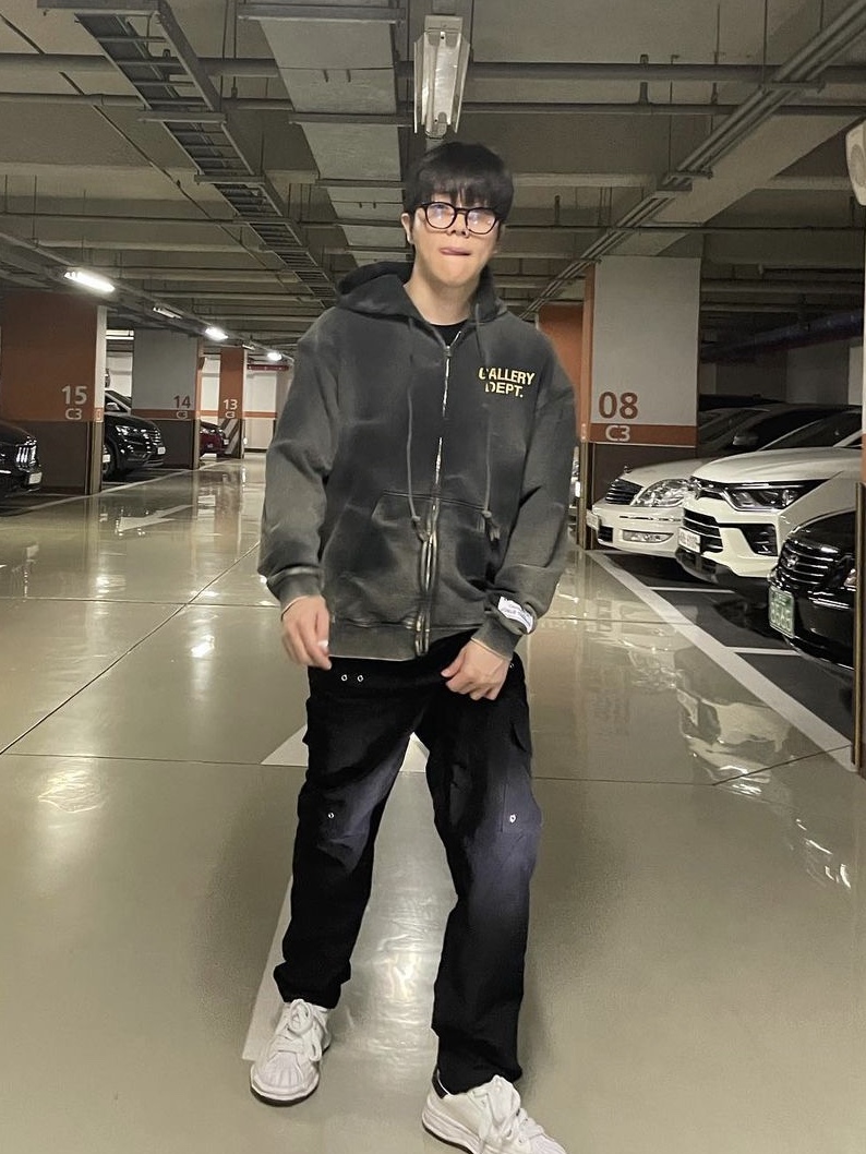 Gallery Dept. Sunfaded Logo Zip-Up Black 착용 스타일