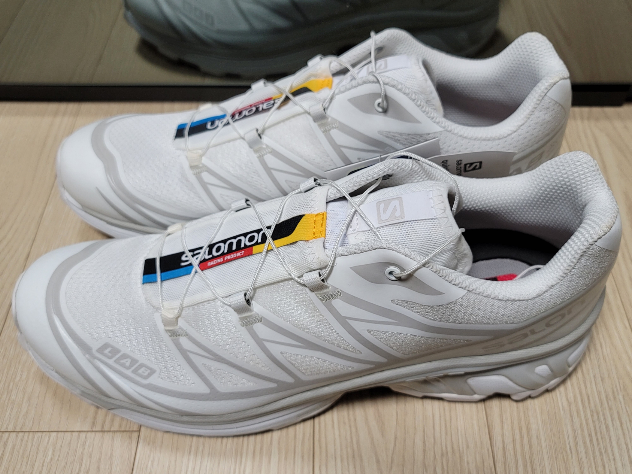 살로몬 XT-6 ADV 화이트 착용 스타일