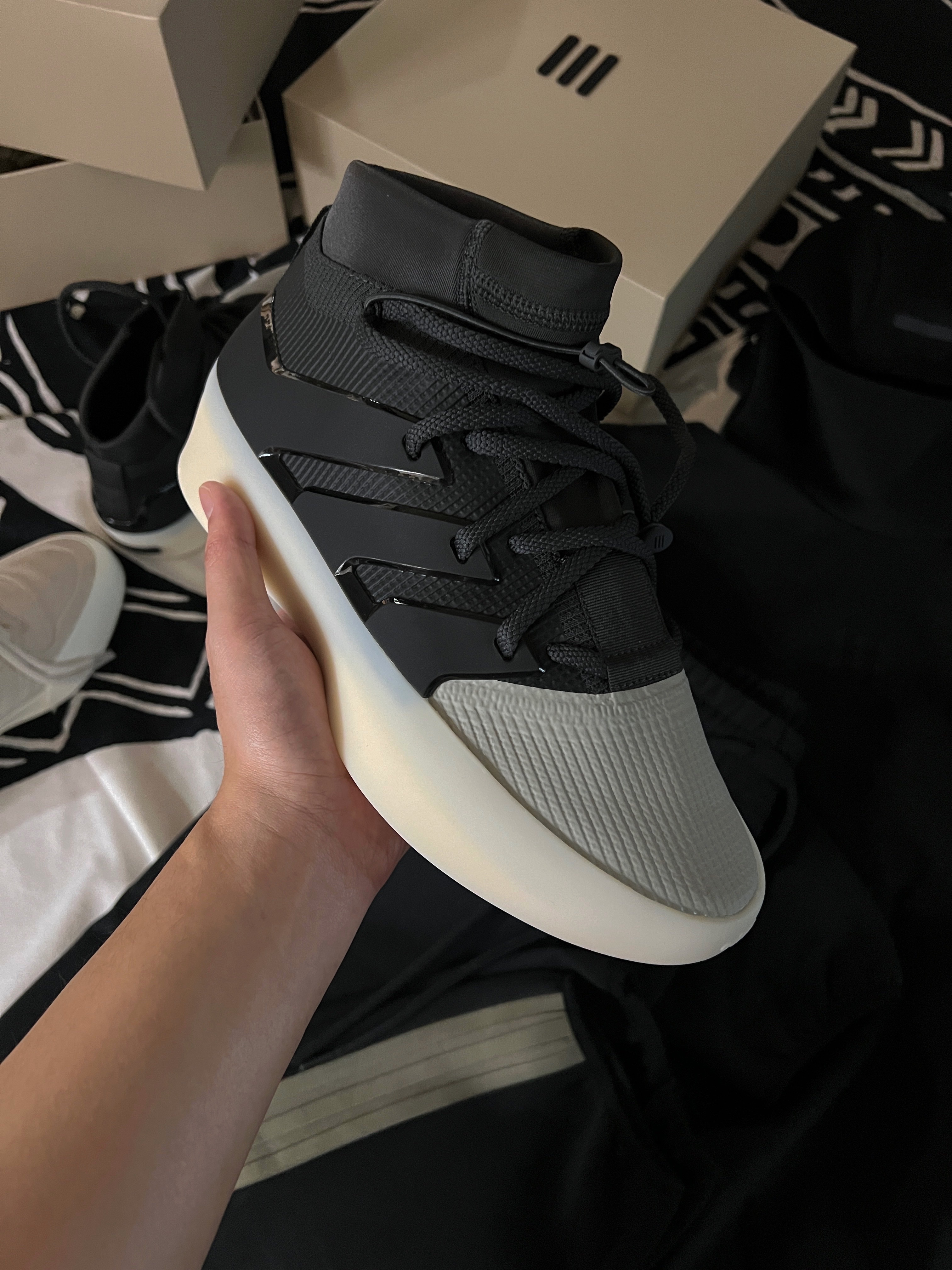 Adidas x Fear of God Athletics I Basketball Carbon Sesame 착용 스타일