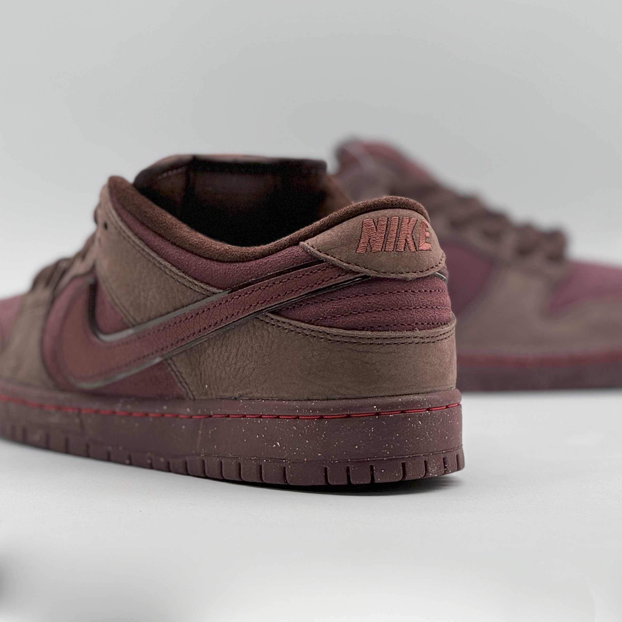 Nike SB Dunk Low PRM Burgundy Crush 착용 스타일 - 4
