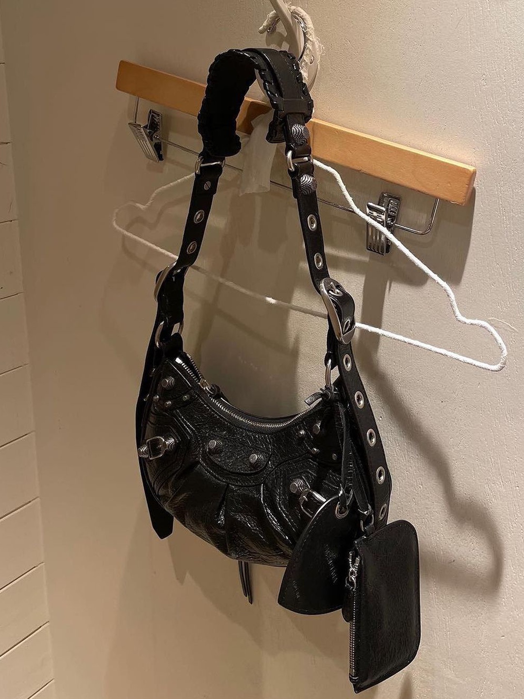 Balenciaga Arena Lambskin Le Cagole XS Shoulder Bag Black 착용 스타일 - 4