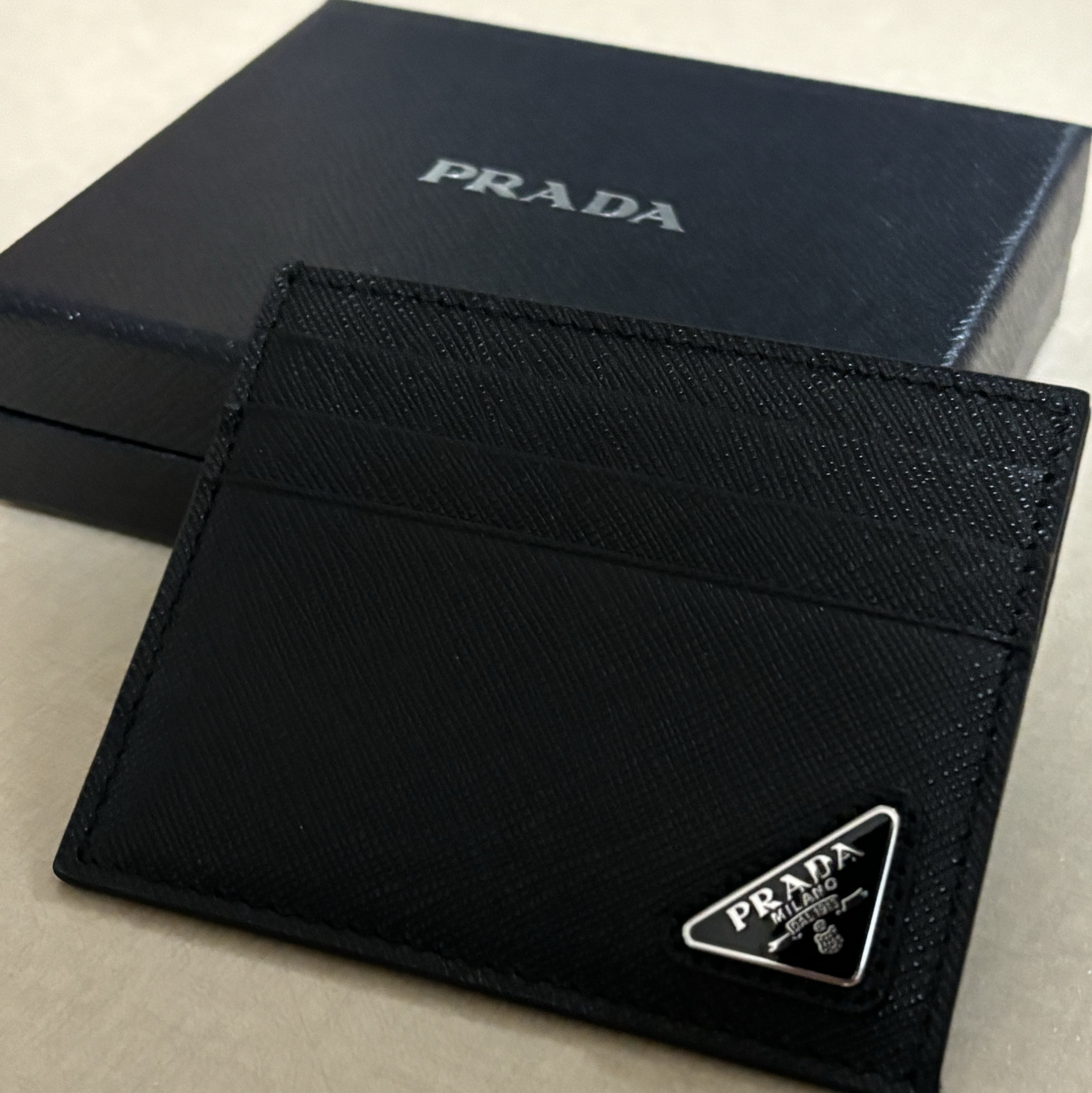 Prada Saffiano Leather Card Holder Black 착용 스타일