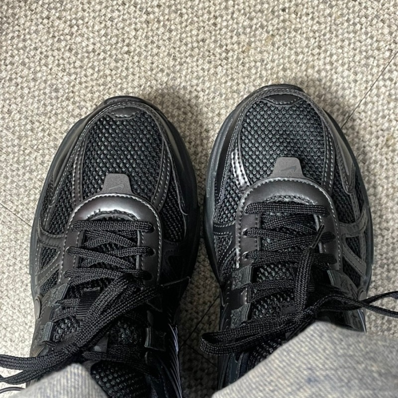 Nike V2K Run Black Anthracite 착용 스타일 - 1