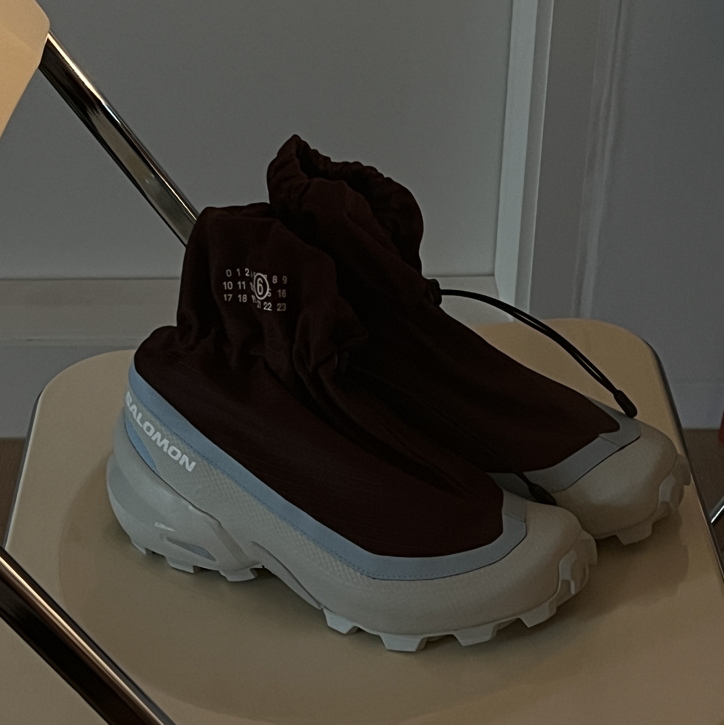 Salomon x MM6 Maison Margiela Cross Mid Bitter Choco 착용 스타일 - 3
