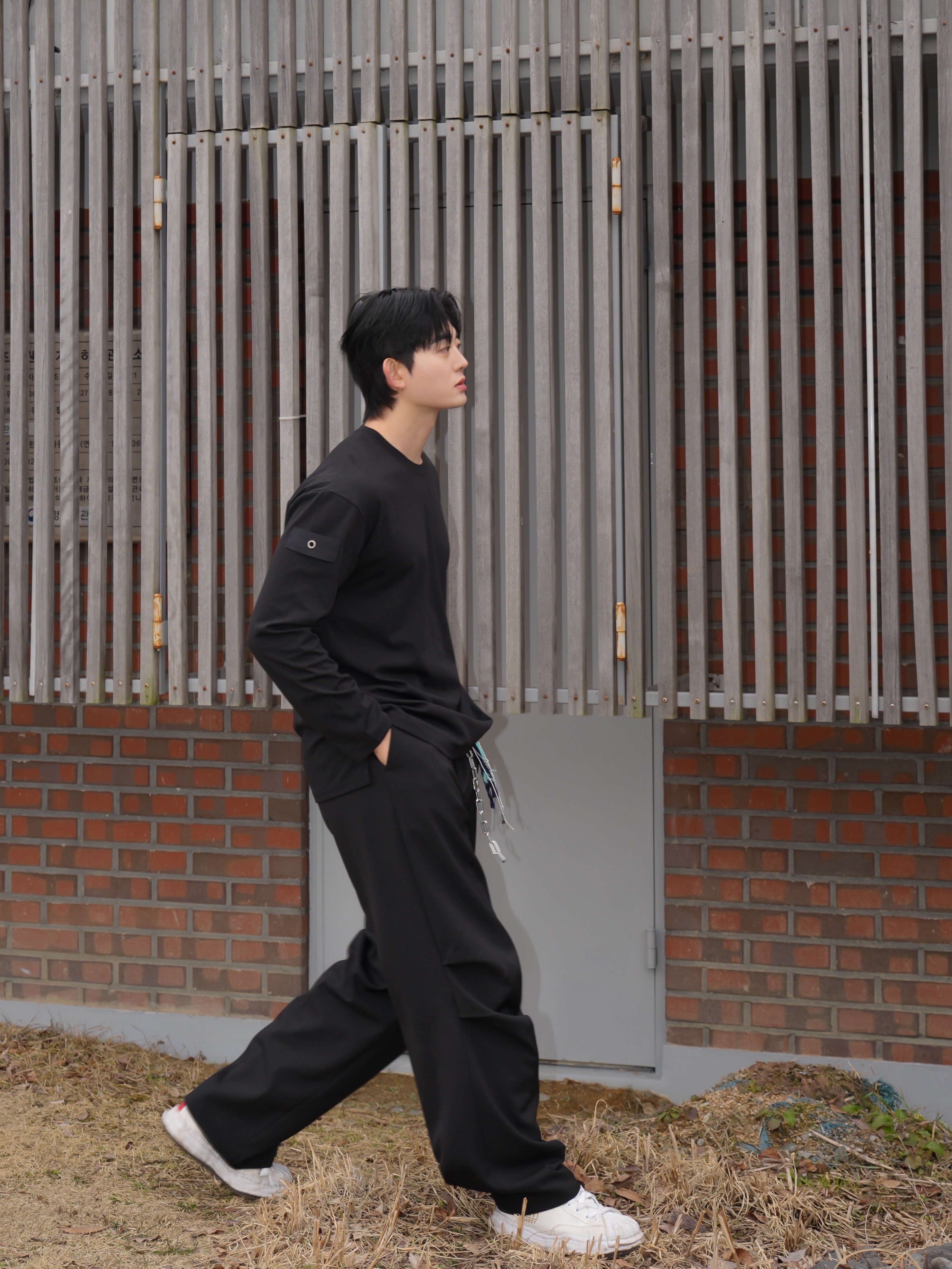 Maison Mihara Yasuhiro Blakey OG Sole Canvas Low-top Sneakers White 착용 스타일 - 3