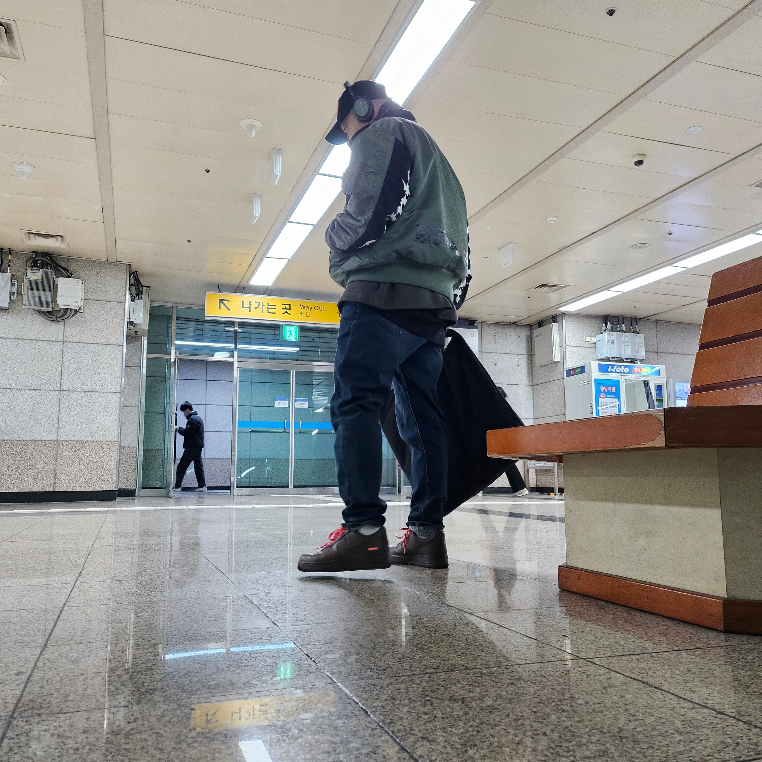 Supreme Warm Up 6-Panel Black - 23FW, Supreme x Bounty Hunter MA-1 Jacket Olive - 23FW 착용 스타일 - 3