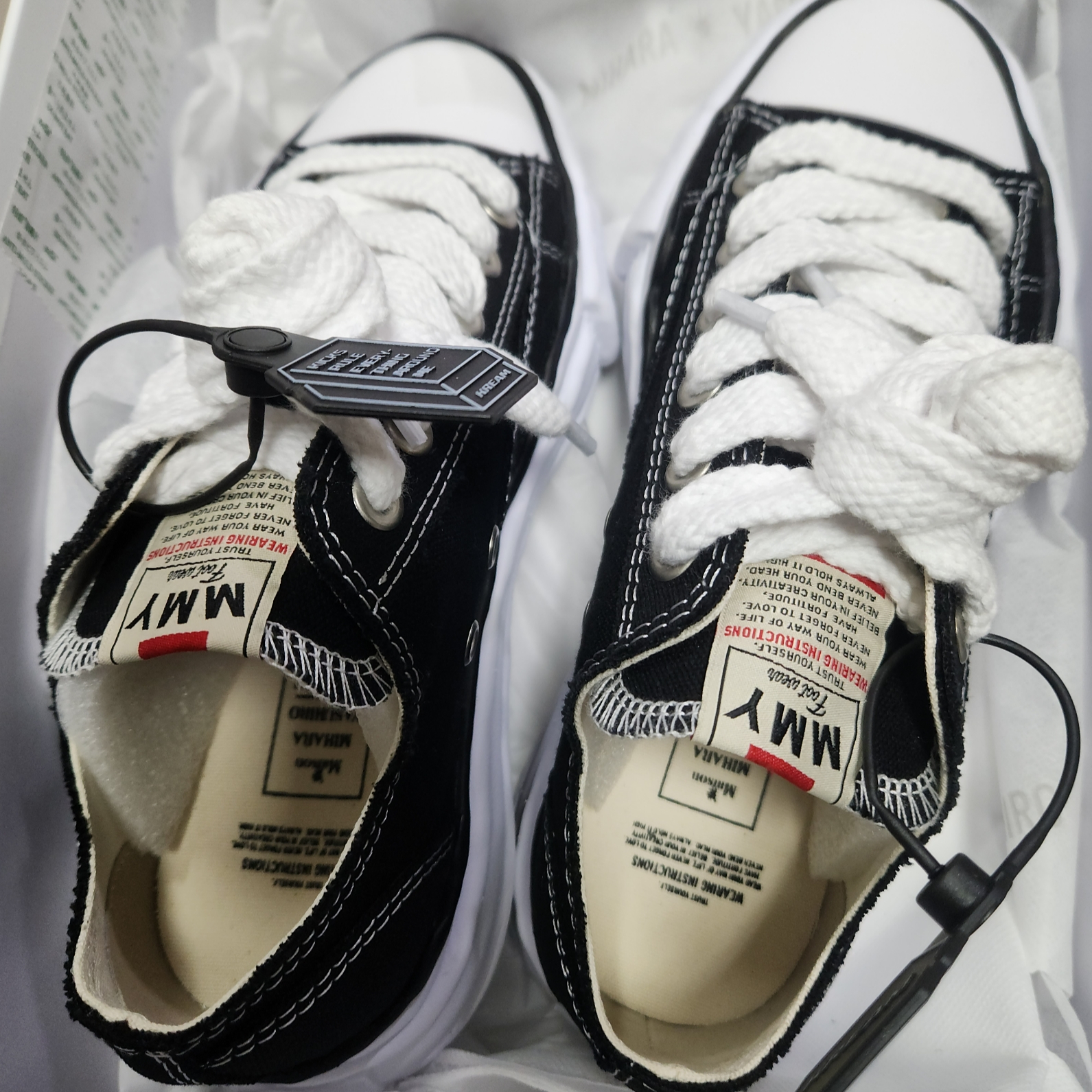 Maison Mihara Yasuhiro Peterson OG Sole Canvas Low Sneakers Black, Gucci GG Rhyton Beige Sneakers Ebony Blue 착용 스타일 - 1
