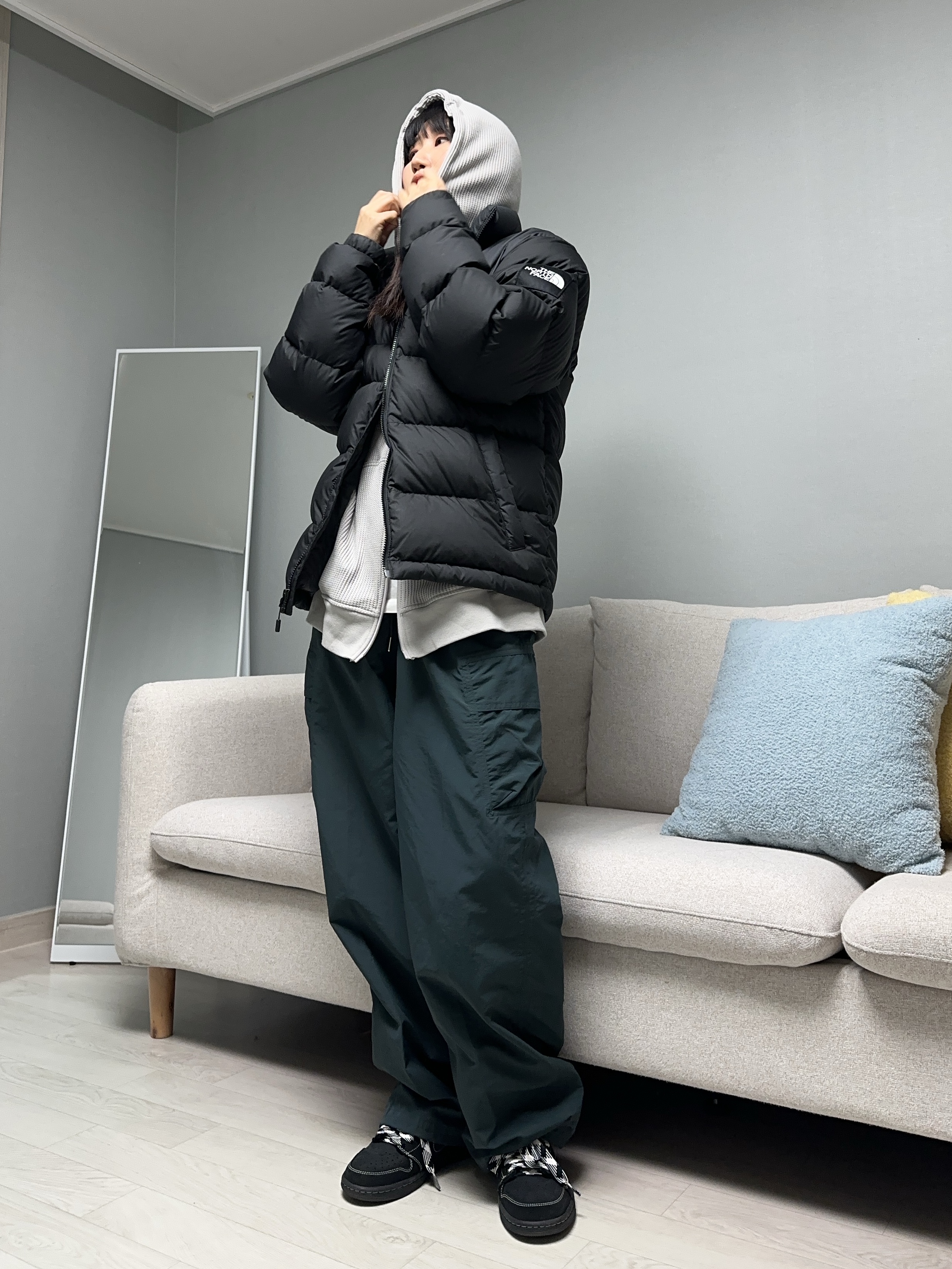 The North Face 1992 Nuptse Jacket Black, Jordan 1 x Travis Scott Retro Low OG SP Black Phantom 착용 스타일 - 2