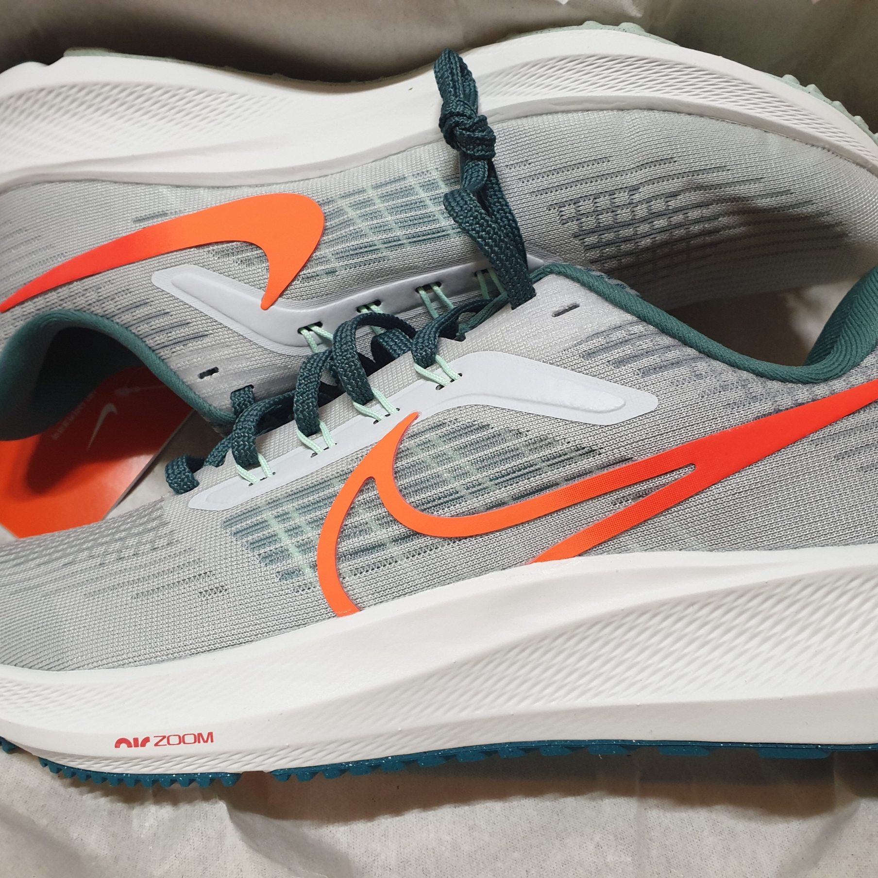 Nike Air Zoom Pegasus 39 Pure Platinum Total Orange 착용 스타일