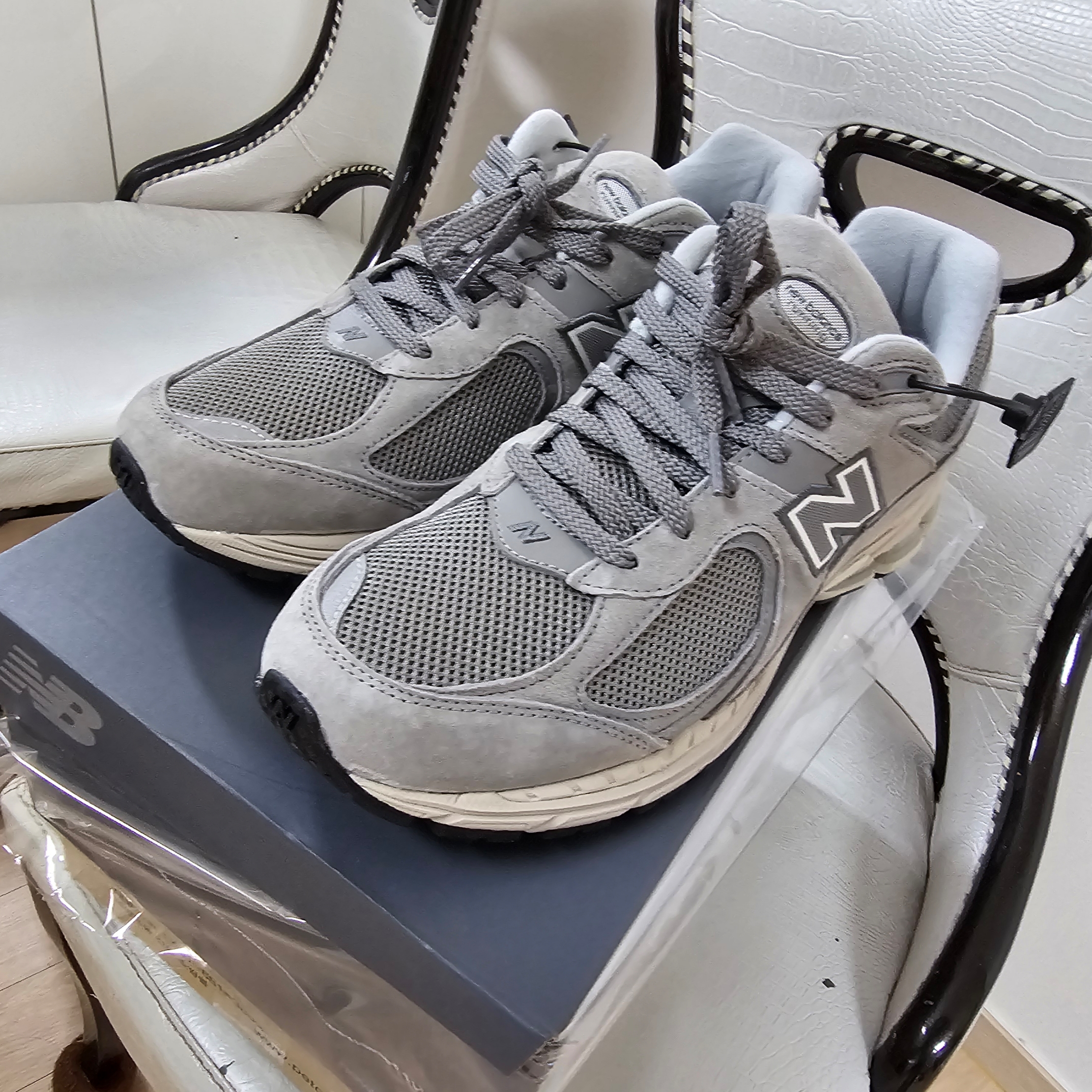 New Balance 2002R Grey 착용 스타일 - 1