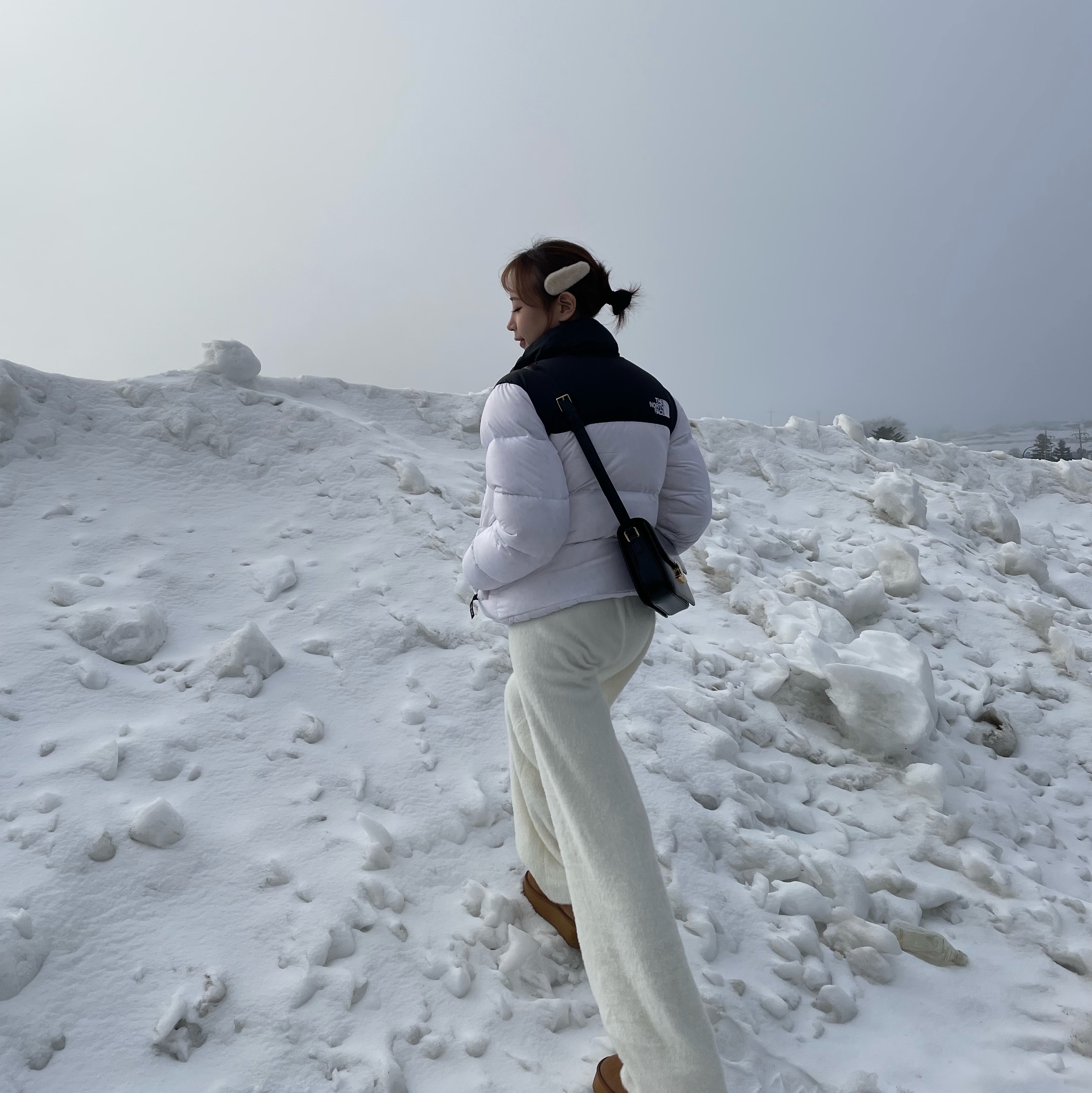 (W) The North Face 1996 Eco Nuptse Jacket White, Celine Classique Triomphe Bag in Shiny Calfskin Black 착용 스타일 - 3