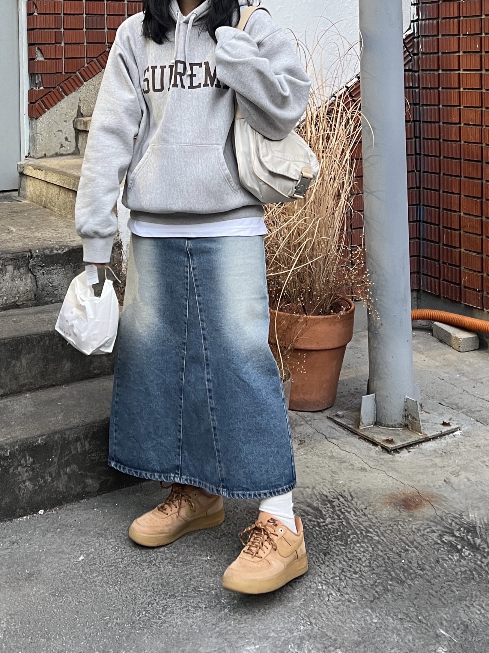 Nike Air Force 1 '07 WB Flax, Supreme Varsity Hooded Sweatshirt Heather Grey - 23FW 착용 스타일 - 2