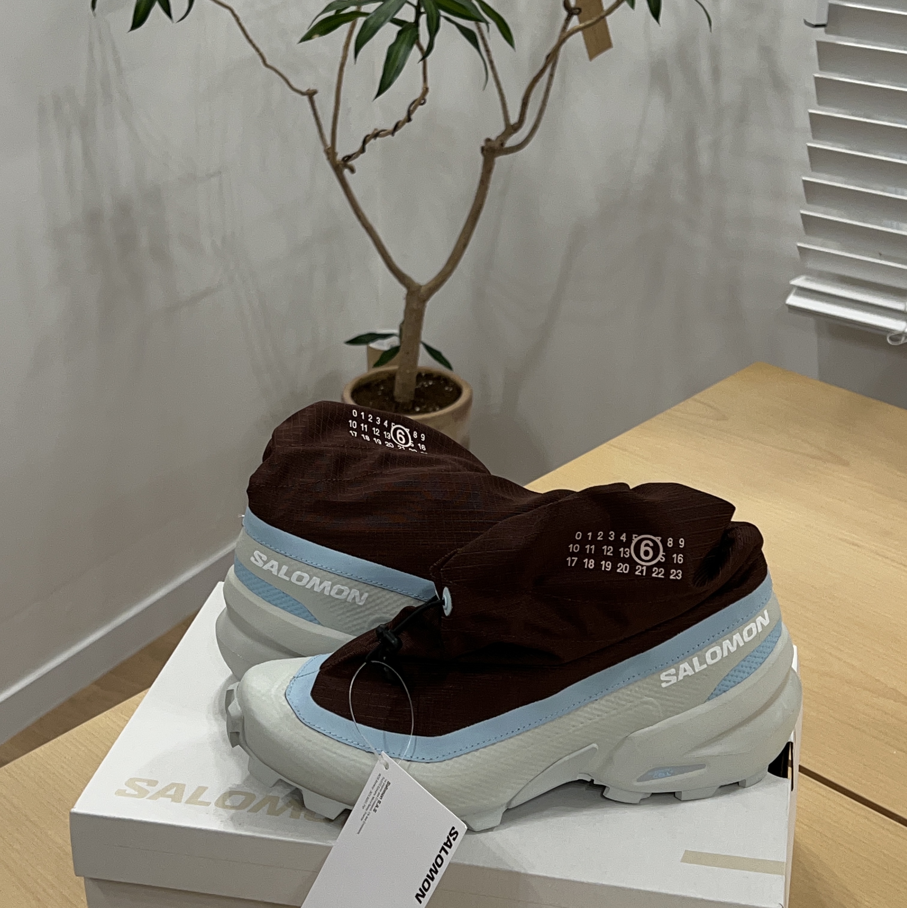 Salomon x MM6 Maison Margiela Cross Mid Bitter Choco 착용 스타일 - 6