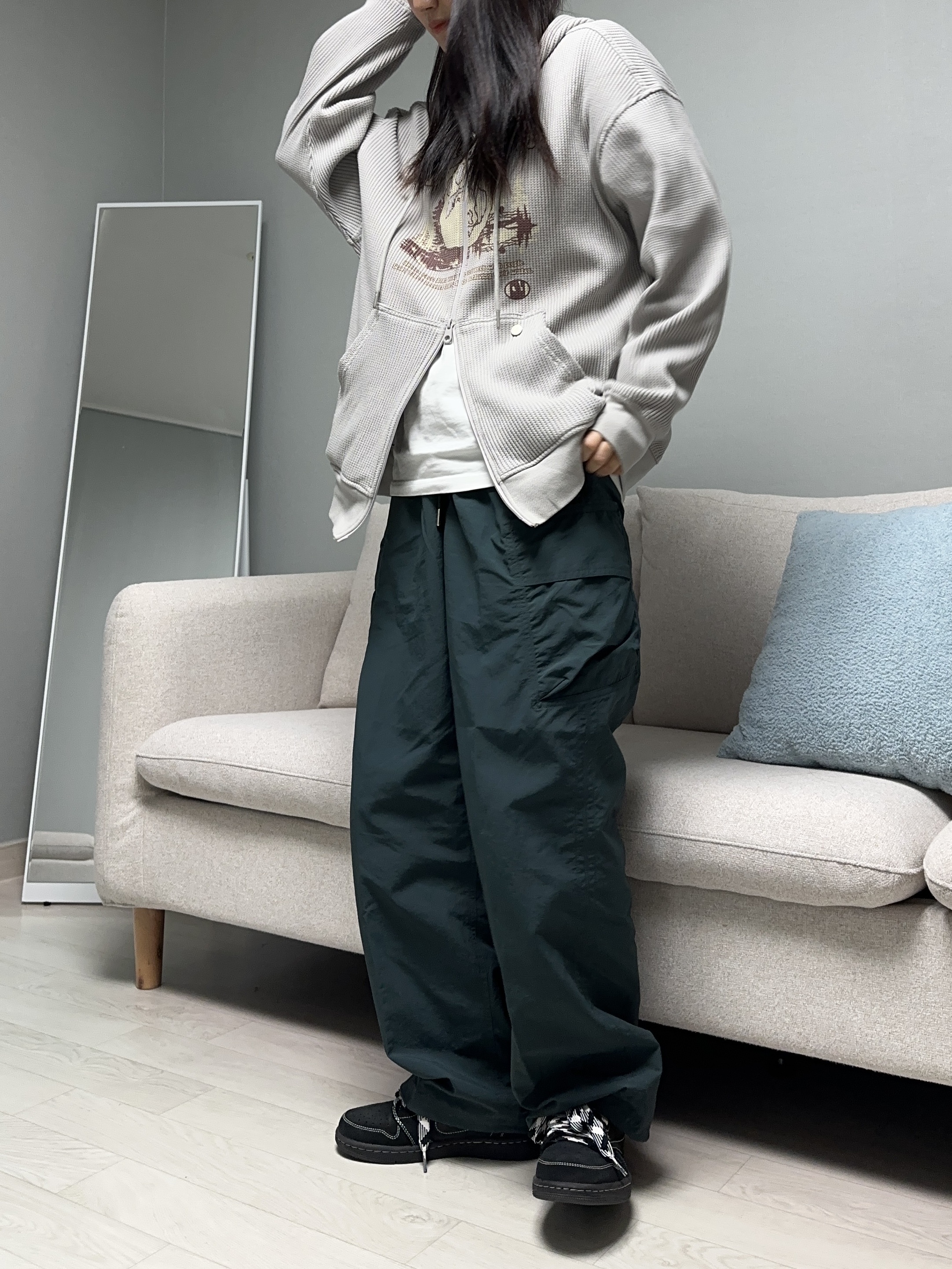 The North Face 1992 Nuptse Jacket Black, Jordan 1 x Travis Scott Retro Low OG SP Black Phantom 착용 스타일 - 3