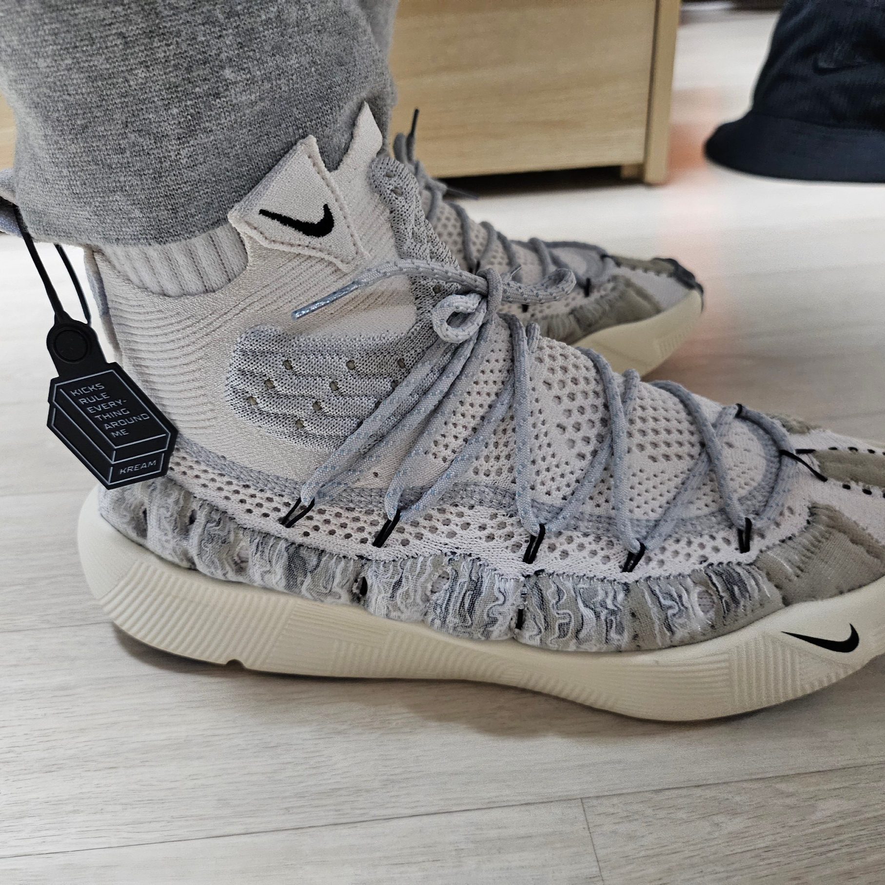 Nike ISPA Sense Flyknit Phantom and Black 착용 스타일 - 1