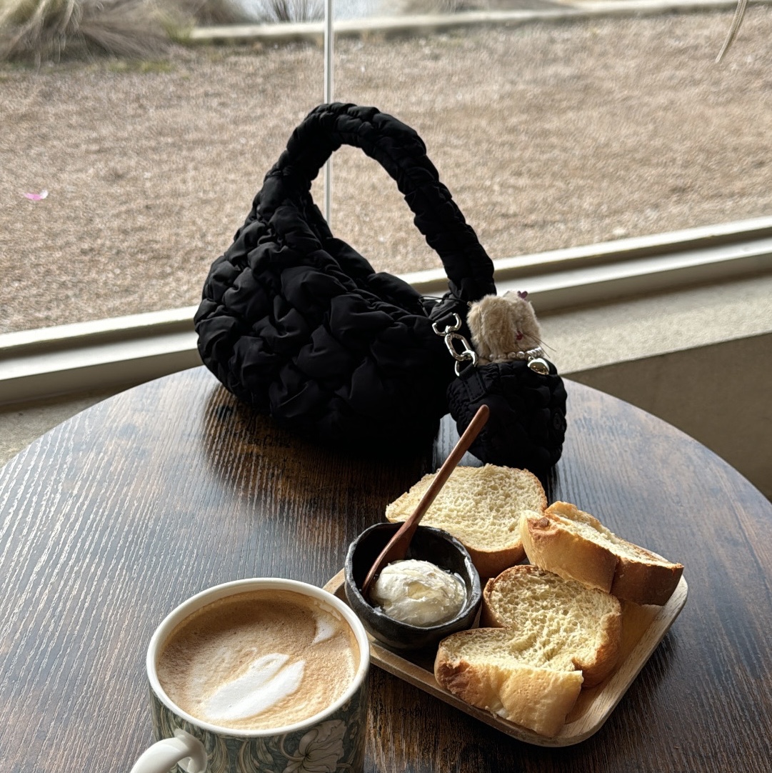 COS Quilted Micro Bag Black, COS Quilted Nano Bag Black 착용 스타일