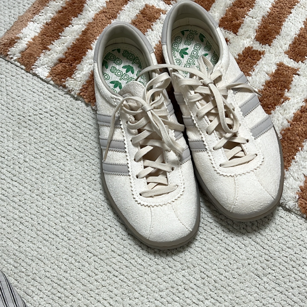 Adidas Tobacco Gruen Cream White Bliss 착용 스타일