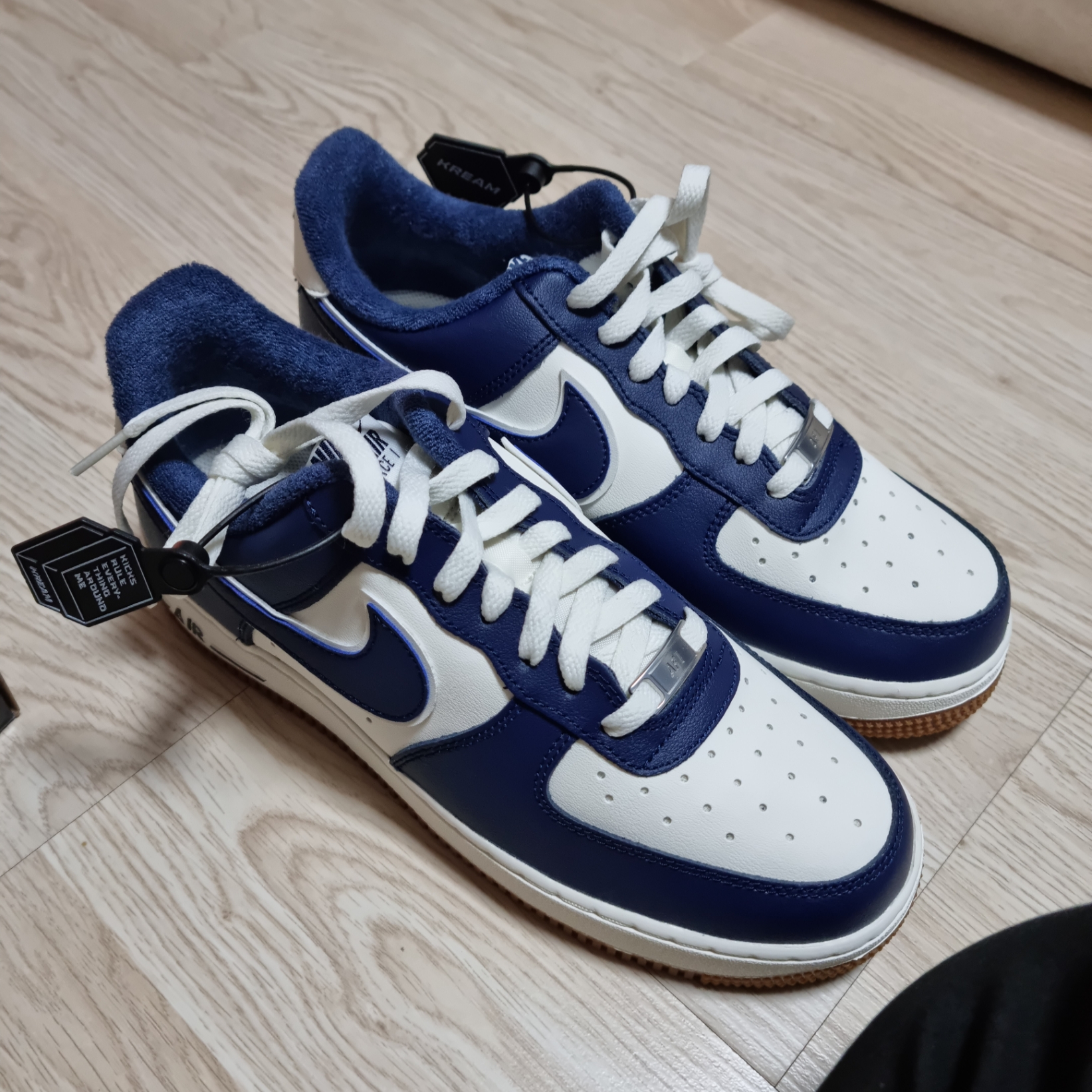 Nike Air Force 1 '07 LV8 Midnight Navy 착용 스타일 - 1