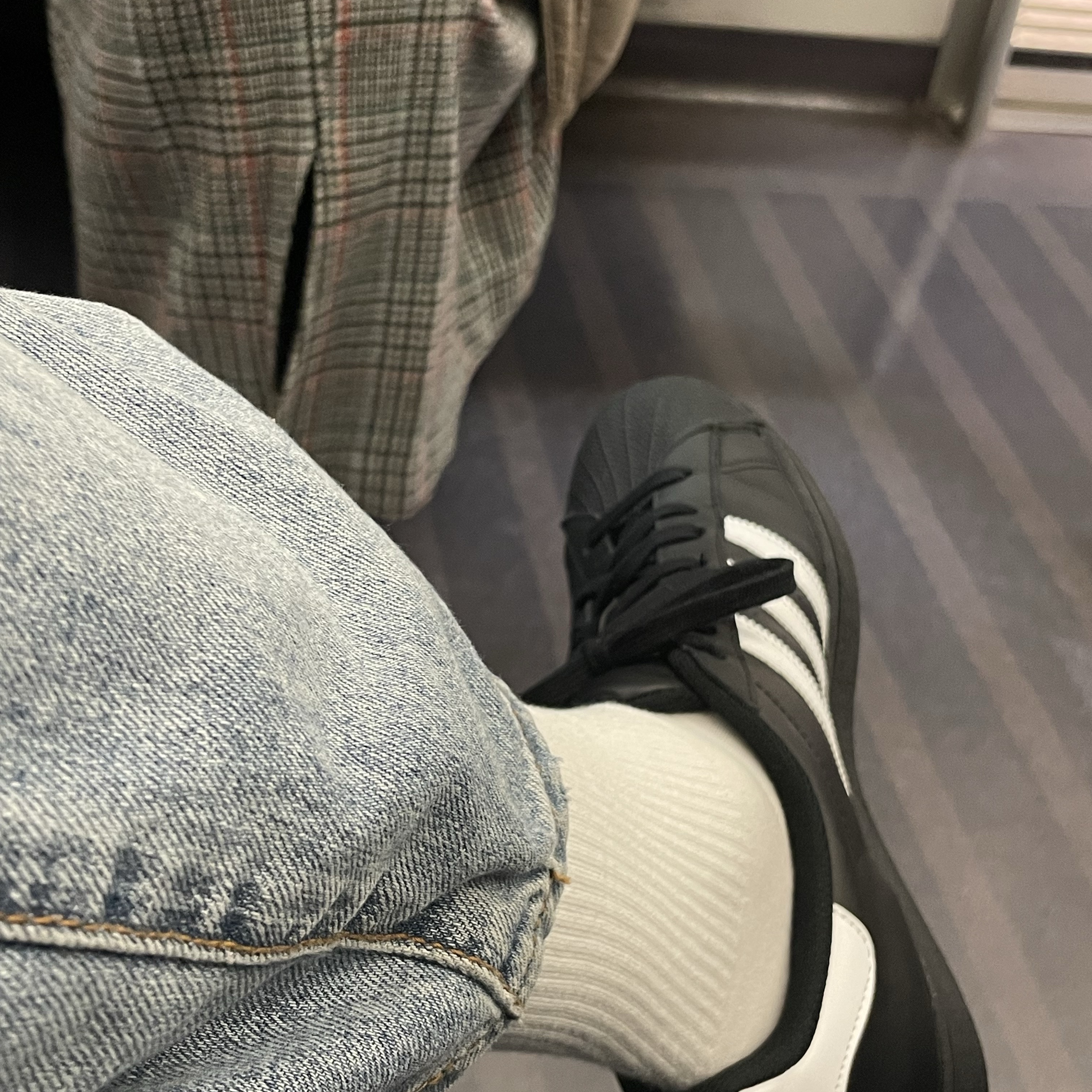 Adidas Superstar Core Black White 착용 스타일