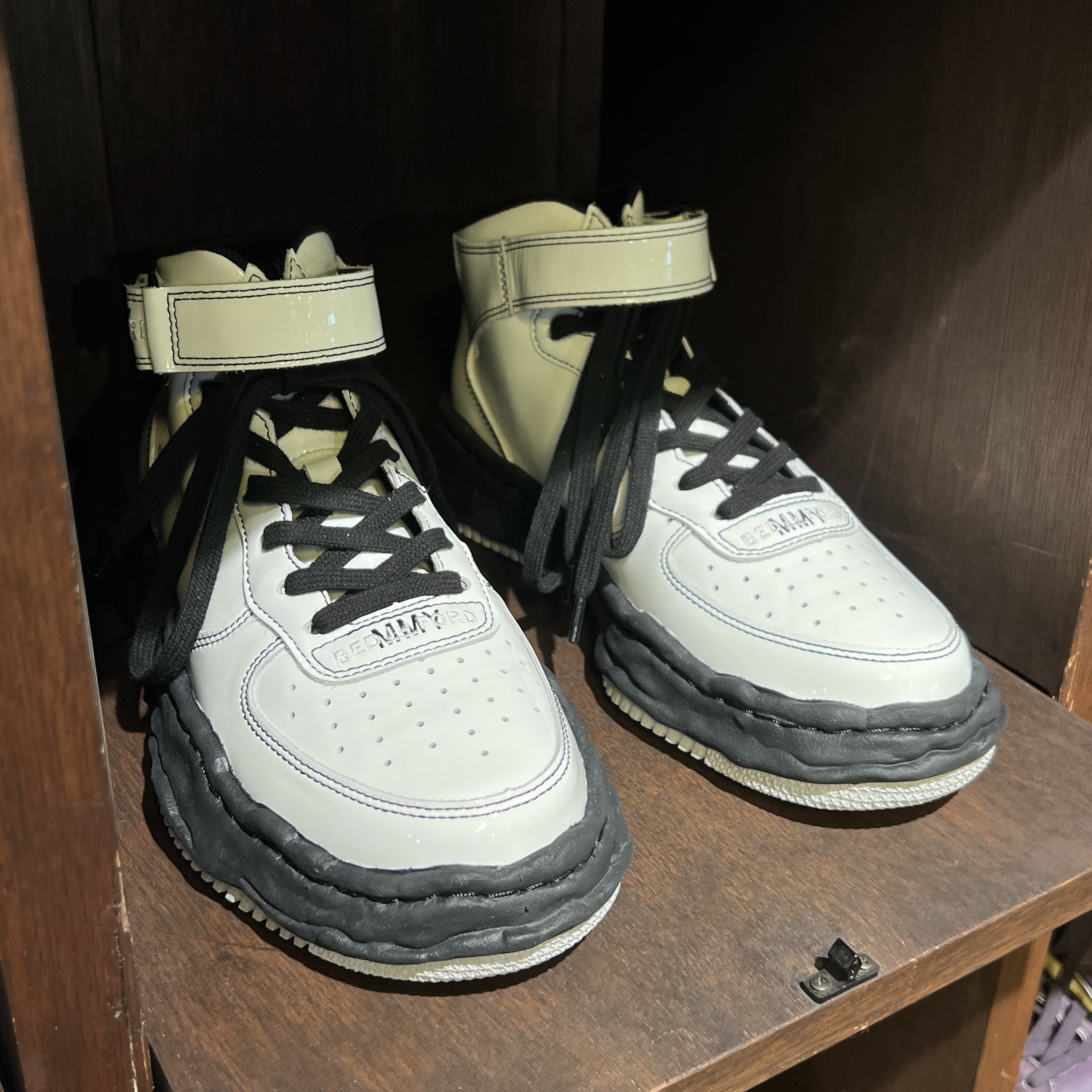 Maison Mihara Yasuhiro x Bed J.W. Ford Wayne OG Sole Patent Leather High-top Sneakers White 착용 스타일