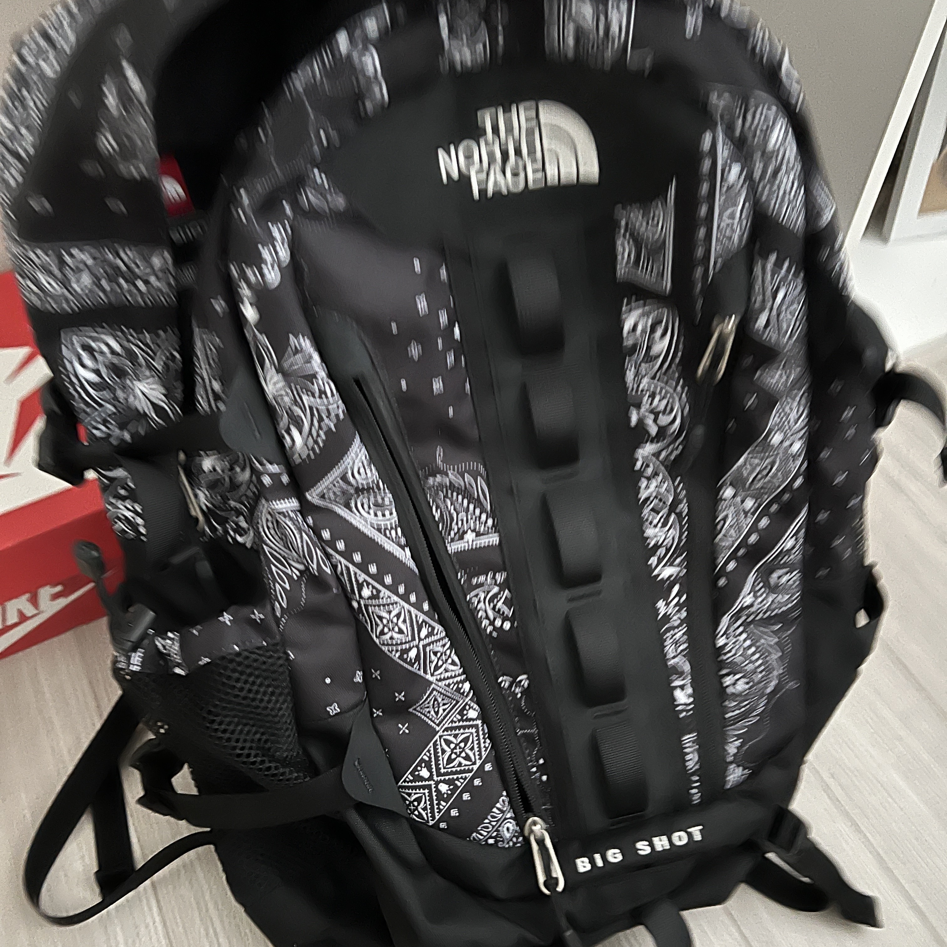 The North Face Big Shot Jet Black 착용 스타일