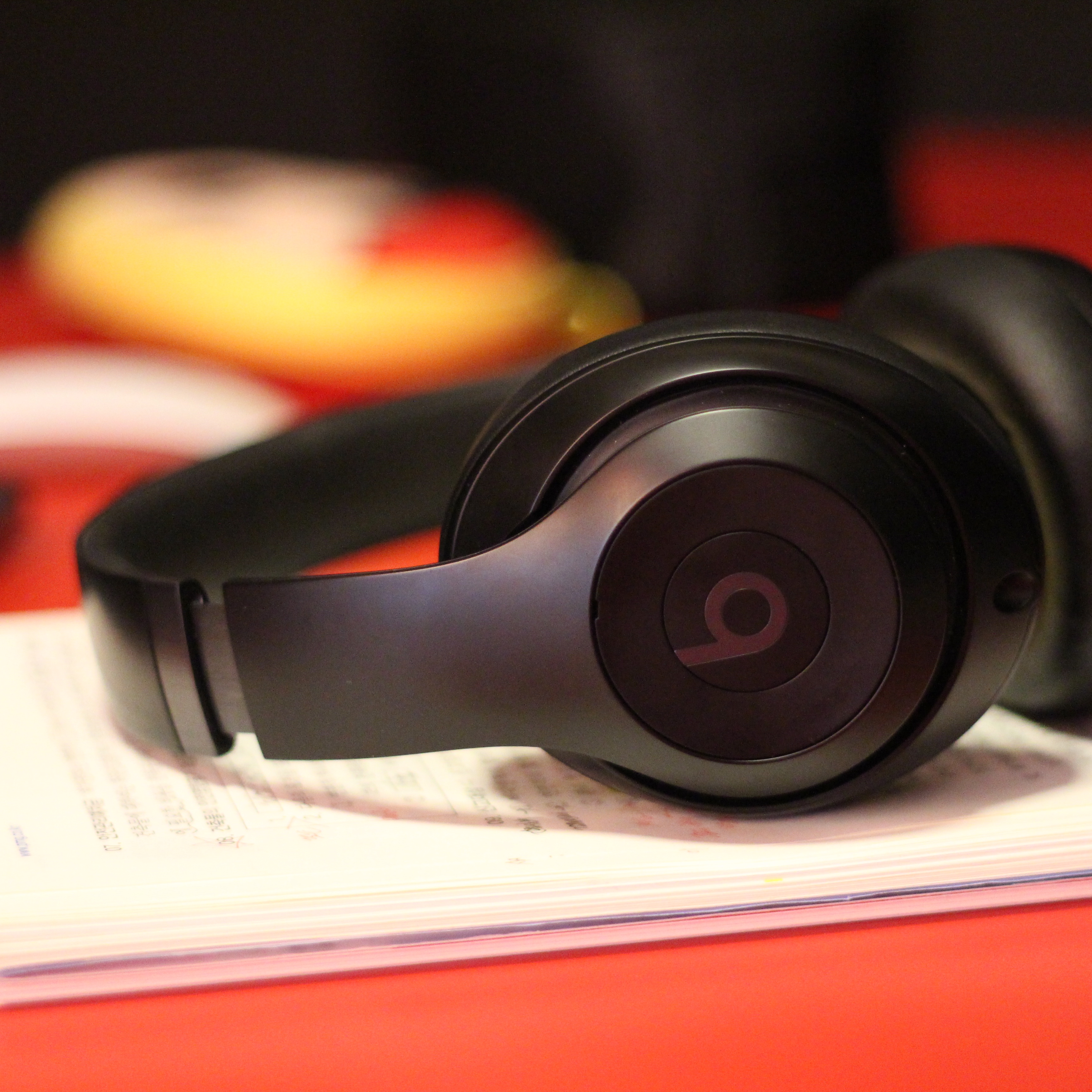 Beats Studio Pro Wireless Over Ear Headphone Black (Korean Ver.) 착용 스타일
