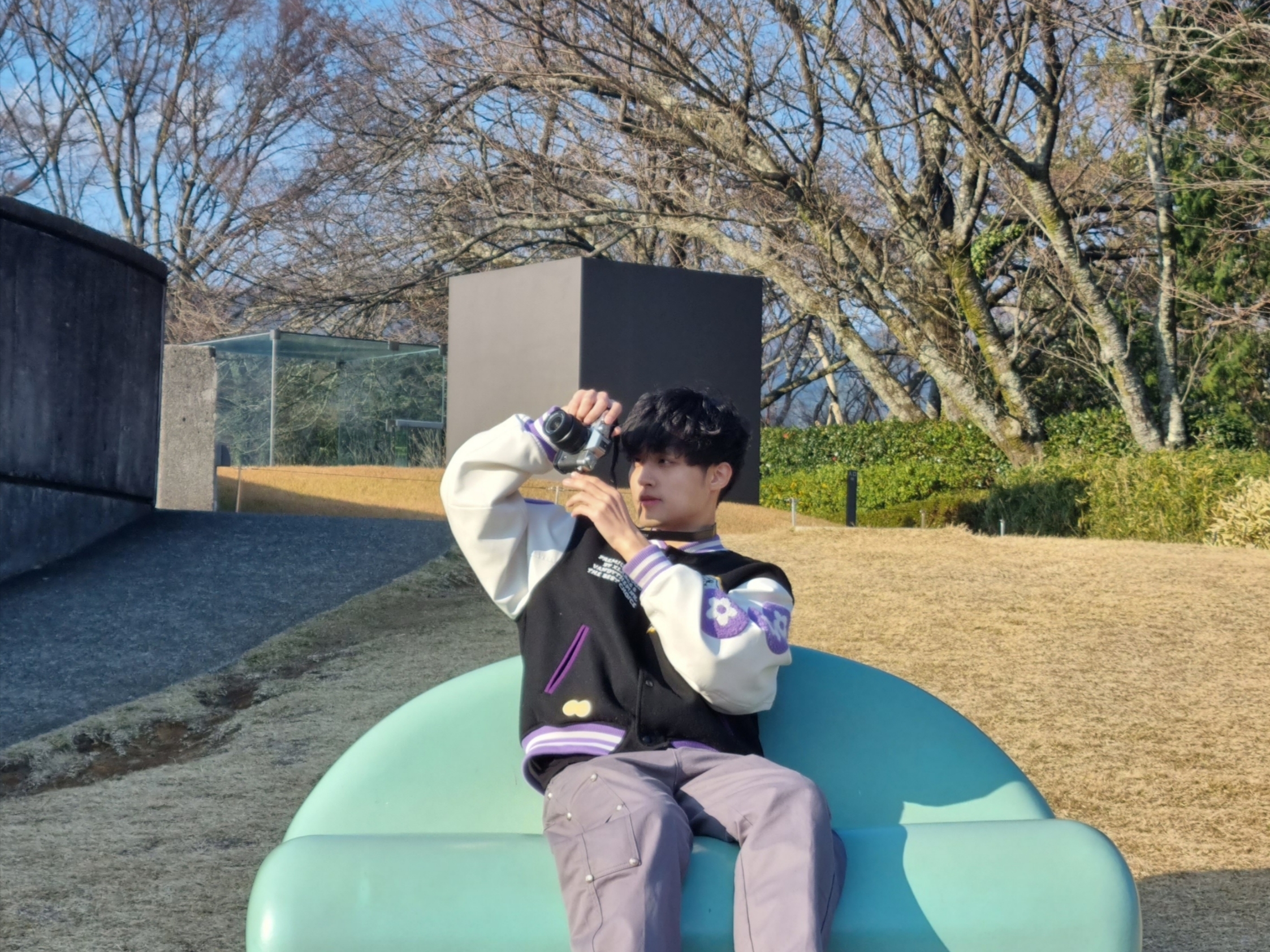 반디 더 핑크 x 엑스라지 바시티 자켓, 떠그 클럽 떠그 팬츠 (2) 블랙 착용 스타일