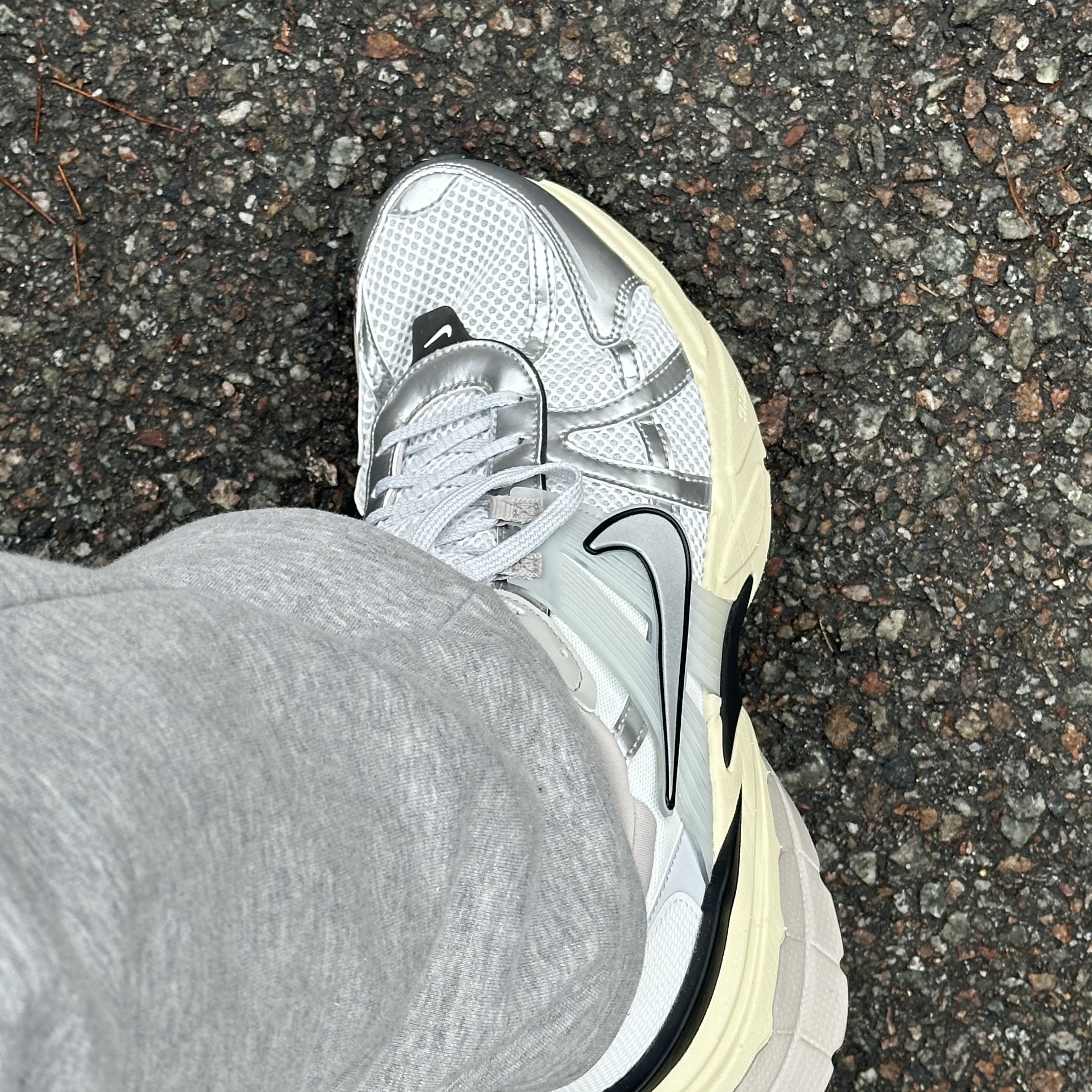 Nike V2K Run Summit White Metallic Silver 착용 스타일