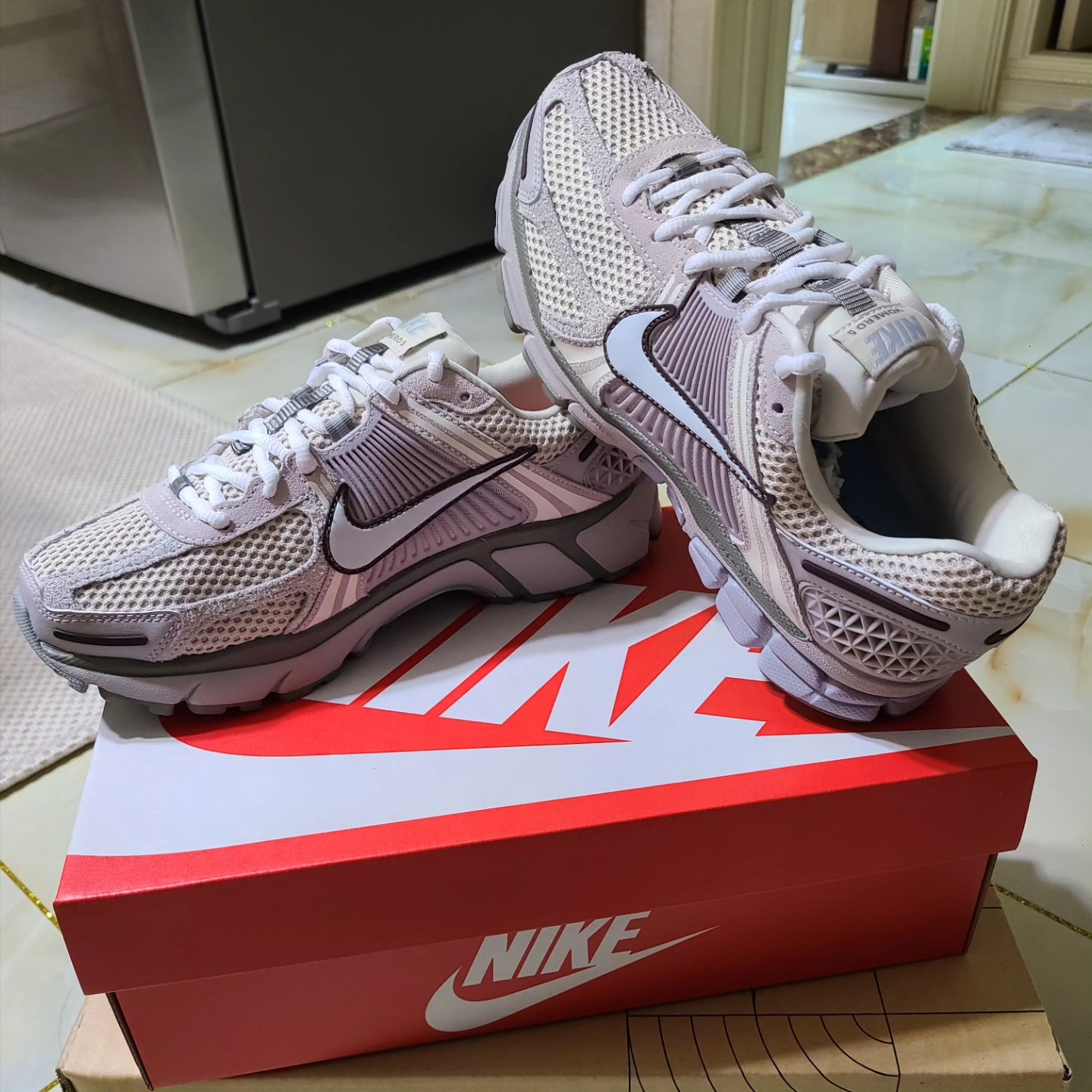 Nike Zoom Vomero 5 SE Light Orewood Brown, Nike Everyday Essential Ankle Socks White (3 Pack/Korean Ver.) 착용 스타일 - 4