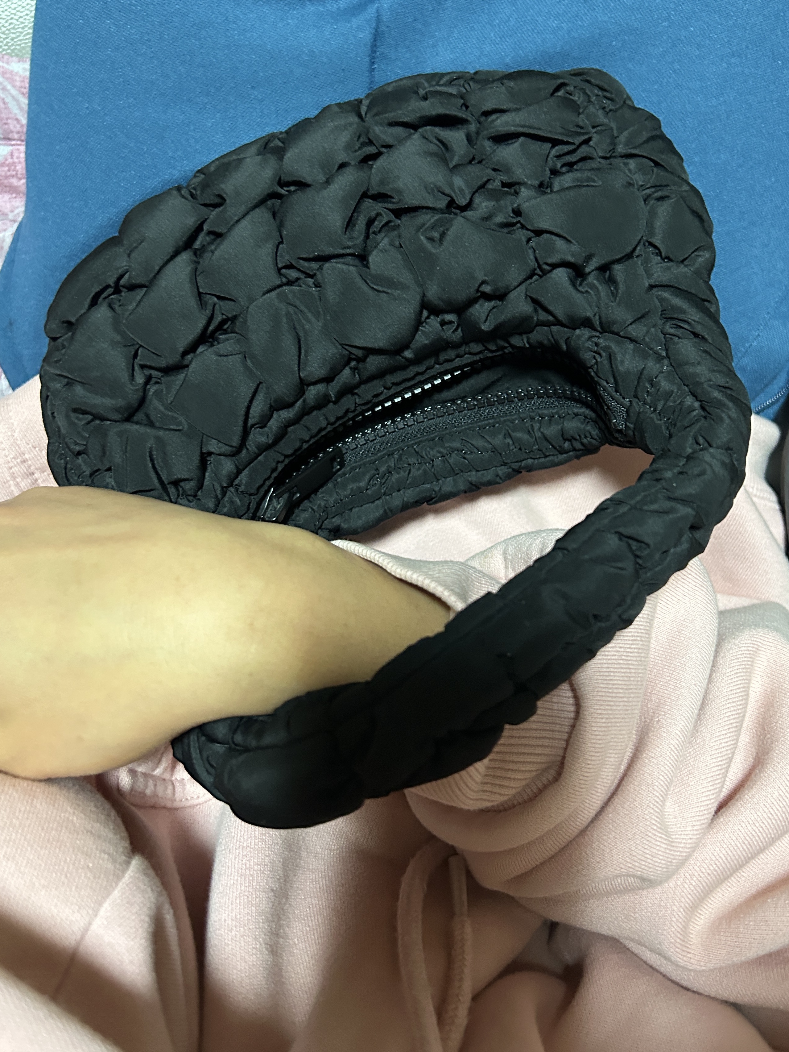 COS Quilted Mini Bag Black 착용 스타일