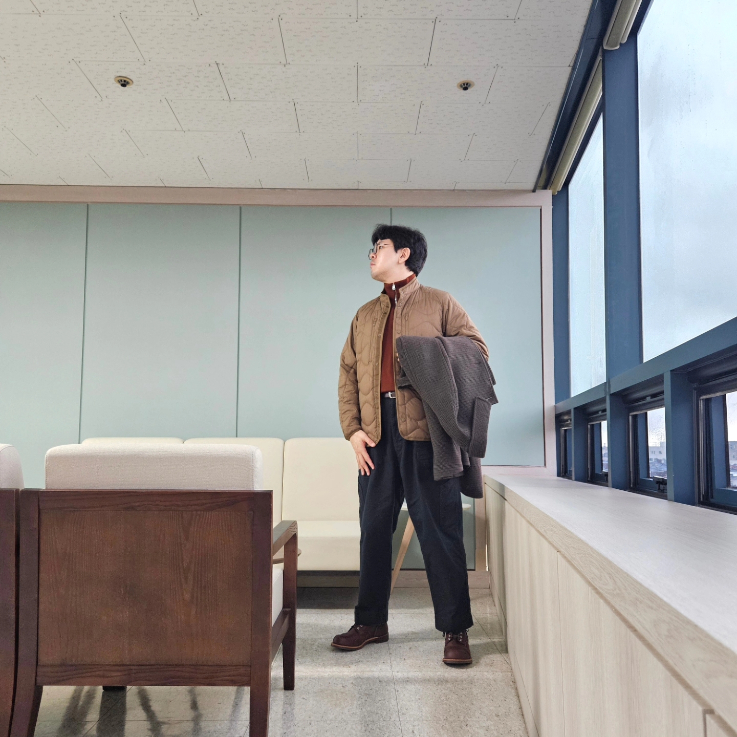 Uniqlo x White Mountaineering Recycled Hybrid Down Jacket Brown, Omega Seamaster Planet Ocean 600M Co Axial Master Chronometer Steel Black 착용 스타일 - 4