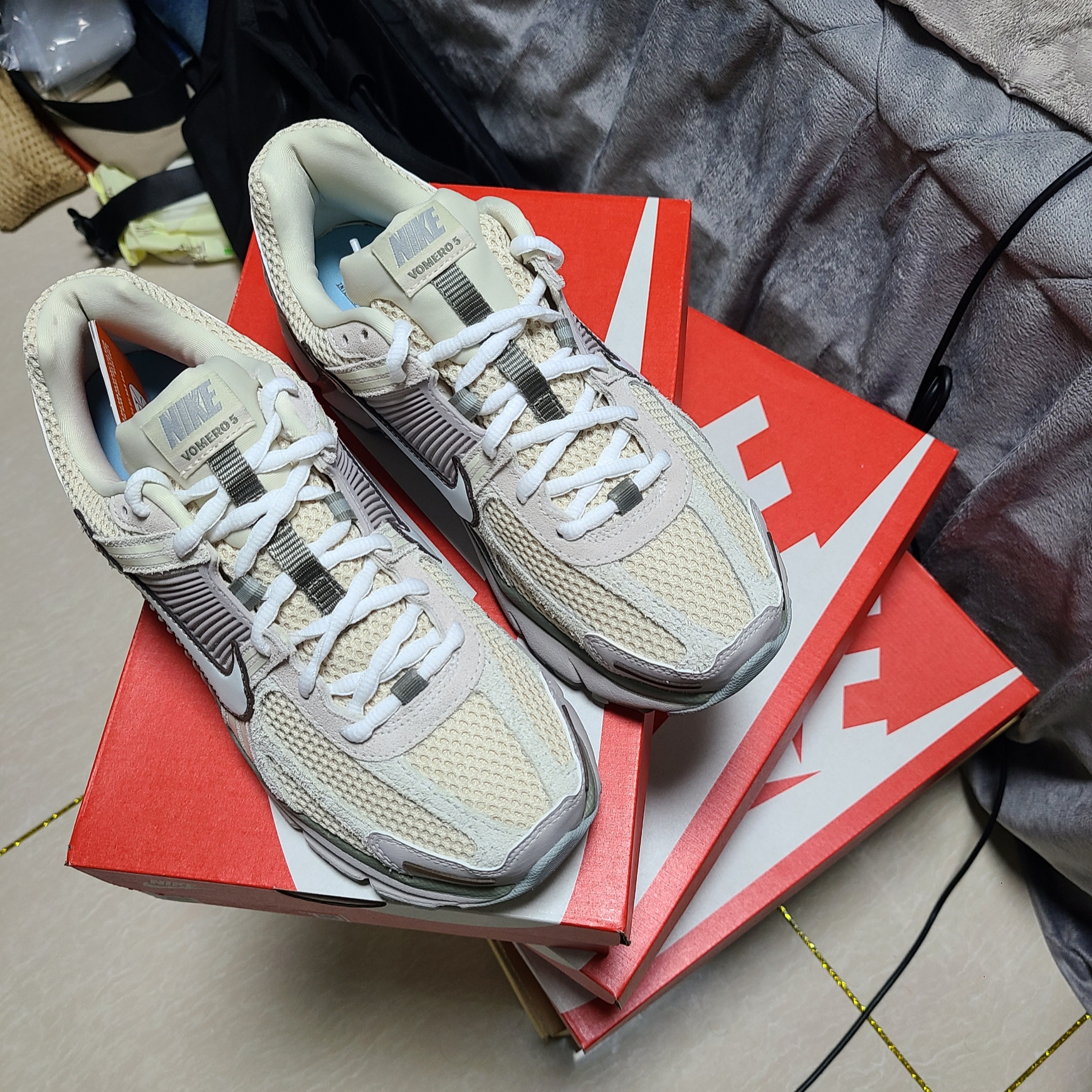 Nike Zoom Vomero 5 SE Light Orewood Brown, Nike Everyday Essential Ankle Socks White (3 Pack/Korean Ver.) 착용 스타일 - 8