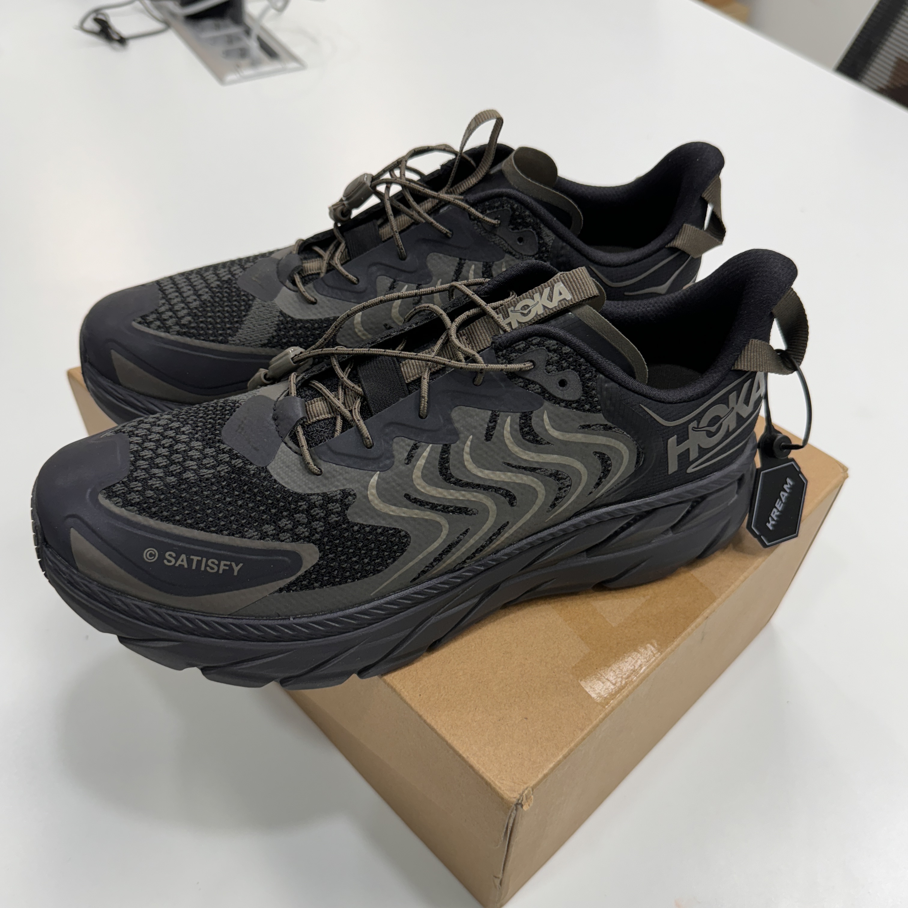 Hoka x Satisfy Clifton LS Forged Iron Black 착용 스타일