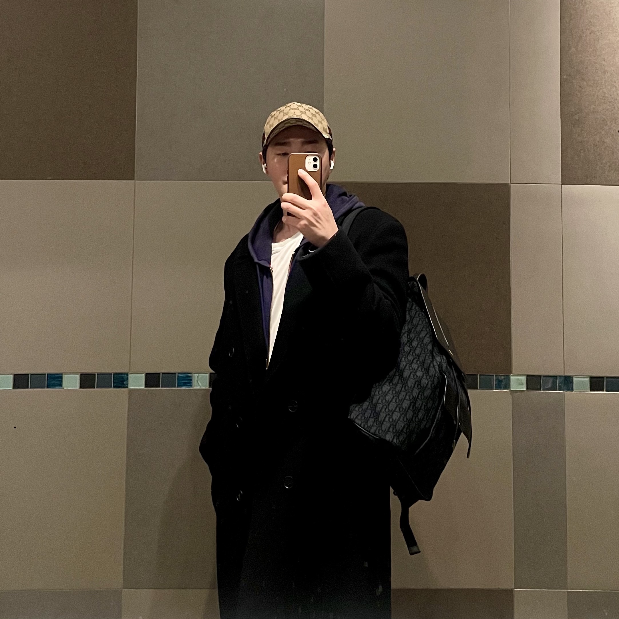 Balenciaga x Gucci The Hacker Project Hacker Cap Beige, Dior Motion Backpack Dior Oblique Mirage Technical Fabric & Grained Calfskin Black 착용 스타일